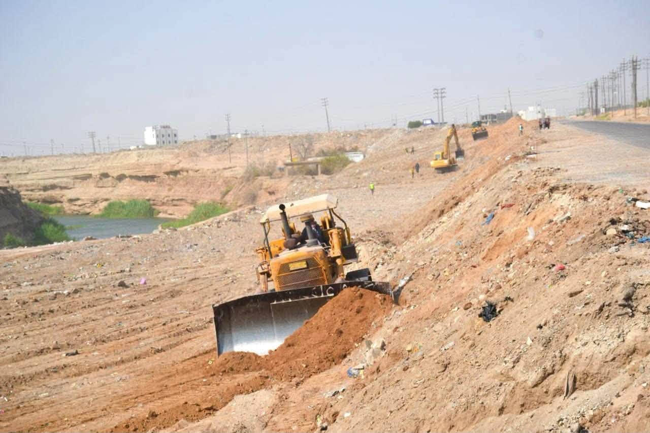 أعمال إنشاء الشارع (30) في حي الإشراق
​ تستمر الكوادر الفنية بالمباشرة بمشروع إنشاء شارع (30) في حي الإشراق ضمن حدود مديرية بلدية الحبانية.
​تتواصل الأعمال اليوم المتمثلة بـ القطع والتسوية الترابية،  المشروع محال بعهدة شركة الطريق المميز للمقاولات العامة   المدة الزمنية  لتنفيذ المشروع 180 يوماً،
