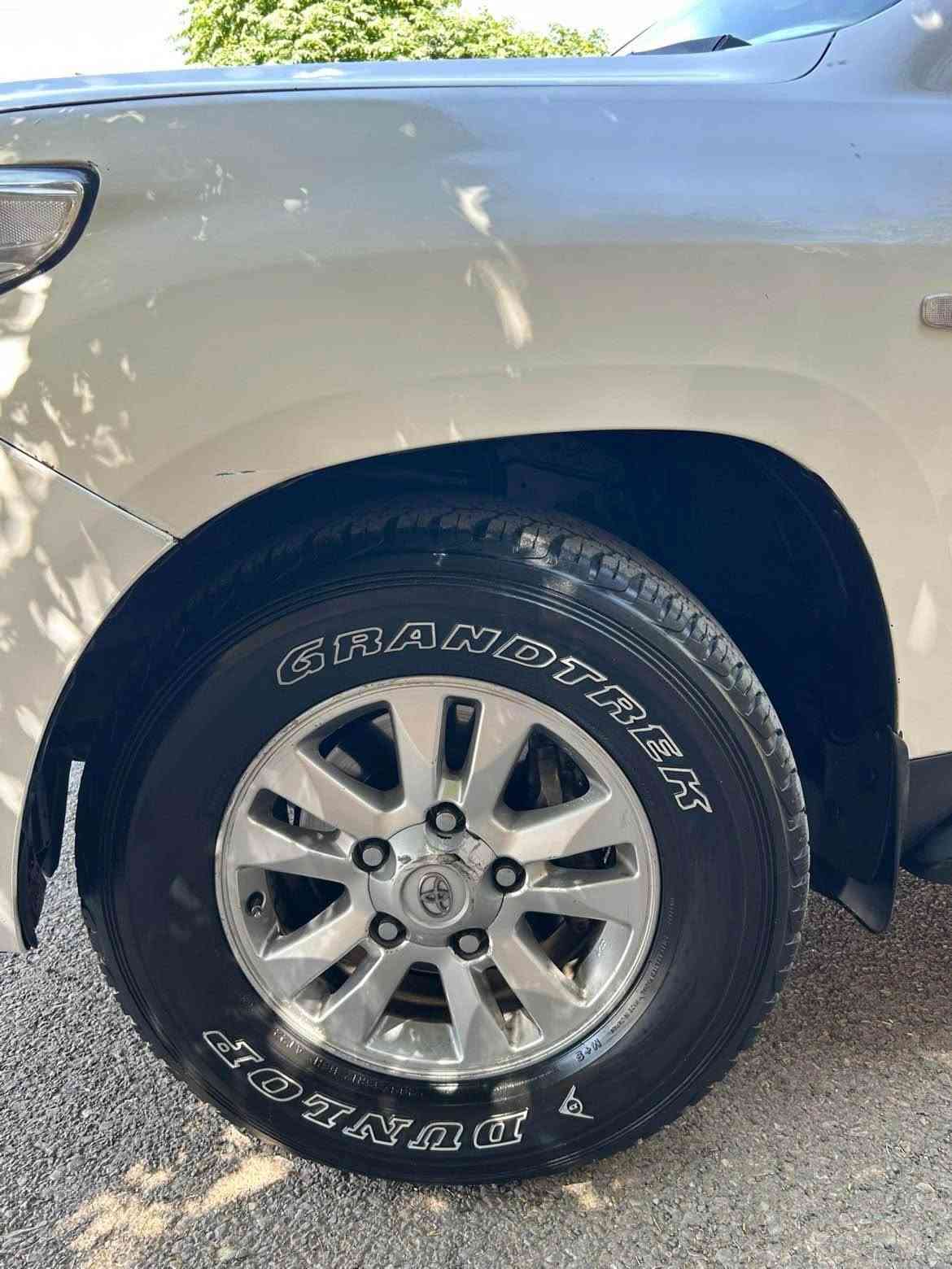 Toyota Land Cruiser 2009 G9 245$ 
وەنەوشەی ٢٠٠٩ ی مواسەفات G سپی سەدەفی 
بەسمە و گێڕ ئۆتۆماتیک و هۆک و سەلاجەیە حاسەیە تەبرید مەرکەزی 
نرخ: ٢٤٥$ معامەلەیەکی کەم تەنها فرۆشتن گۆڕینەوە ناکەم 
٤ تایەی لۆکی لەژێرە 
ڕەسمی سۆنەری دانراوە 
گێڕ و مەکینەی بێ عەیبە 
سەنەوی و ژینگەی تازەیە تا ٢٠٣١ بەناوی خۆمانەوەیە 
سلێمانی - ناوشار
ژمارەی خاوەنی *********** السليمانية, العراق
