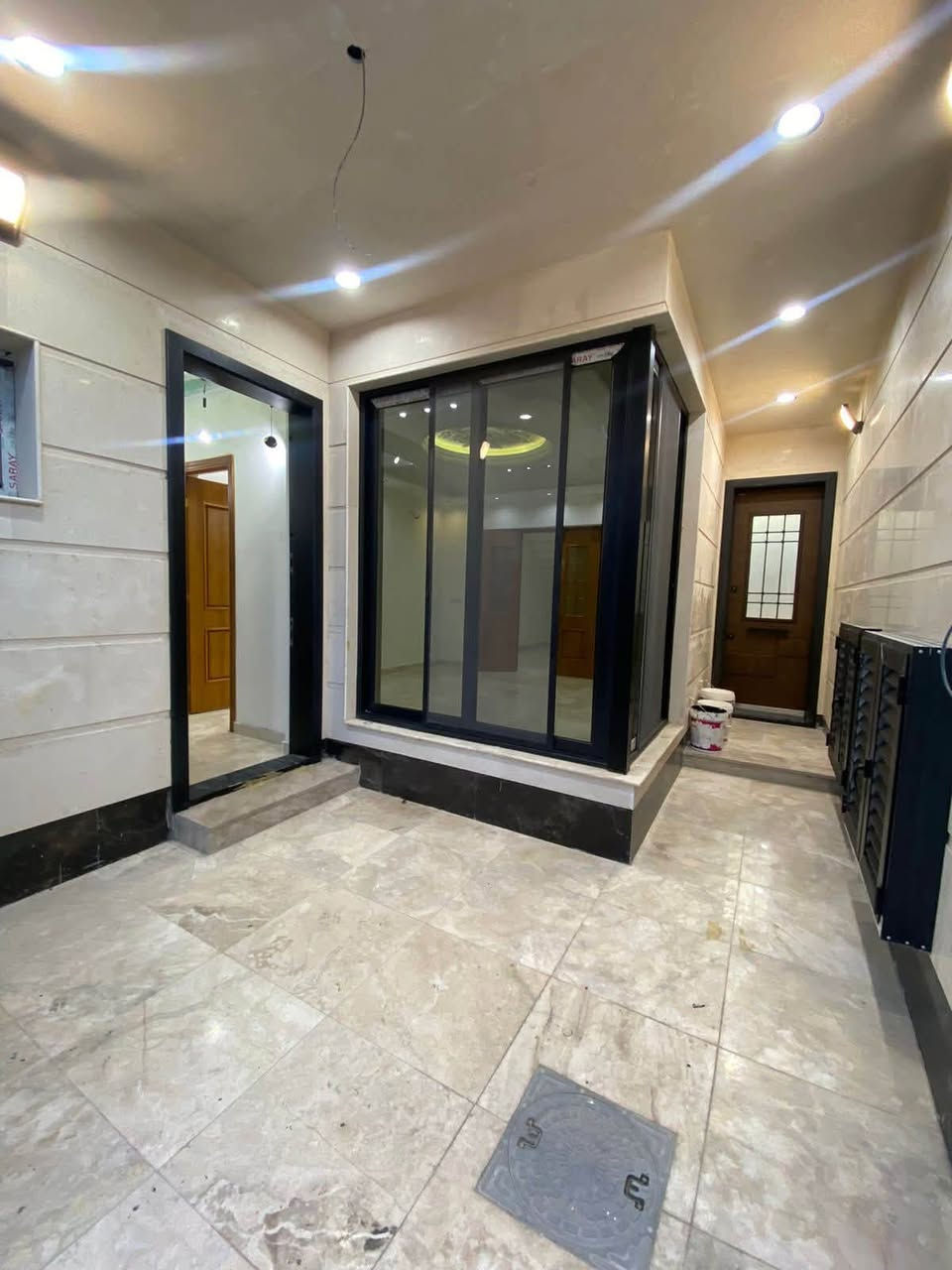 🔱لـــلـــبــيــع في الــسـيـديـة 🔱
📍موقع السيديه الظباط ضهر جامع الاقصى 

🏠مساحه 130 متر واجهه 6،5 نزال 20 

شارع 15 رصيف 2 متر 

جديد ممسكون بناء سنه 2025 

يتكون من مدخلين 

مطبخ صاله +خدمات الى الصاله جلسه وغرفه نوم سويت

الطابق الثاني ثلاثه نوم خدمات عدد ثلاثه 

الطابق الثالث غرفه نوم صاله مطبخ خدمات عدد 2 

واجهه مـرمـر 

ارضيه مرمر 

باب داخل تفصال 

باب قاصه 

سبالت دفن 

كامرات دفن 

خزان ماء عدد 3 

سخانات عدد 3 

🔴 نكفيك عناء البحث ✔️ لتمتلك عقارك

عندك بيت 🏠 وحاير شلون تبيعه نحن نجيبلك المشتري وبسعر الذي يناسبك

عندك بناء 🏗️ وما عندك وقت تبني نحن نبني لك بأسعار تنافسيه وبكوادر هندسيه مع توثيق مراحل العمل بالتصوير حتى تكون مطمئن

‏‎المراسلة عبر الصفحة او الاتصال على الأرقام التاليه

عندك عقار تريد تستثمرة ومتعرف شلون ❗️

تكدر كلشي تسوي تبيع وتشتري وتستثمر وأنت مطمئن 💯
‏‎📲 أرسل رقم (1) وسيتم الرد عليك فورًا 

‏‎💰 التعامل والتفاوض مباشر مع صاحب العقار 
سعره 650 مليون مع المجال شي بسيط 
للاسـتفسـار الاتـصال علـى الارقـام التـاليه  او زيـاره مكـتب مصعب للوساطة العقارية

هـ/***********
