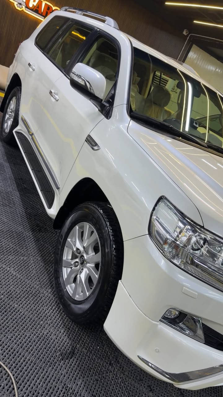 السلام عليكم 

لاندكروز 2017 GXR محرك 6 سلندر 4000
ابريم اصلي 8 ايرباك و كشن كهرباء 3 طكات 

السياره ماشيه 135 كم حقيقي

السياره بيه بنيد دبل كود ومكانين بي دي ار
السياره بيه نصبه اتخبل تخم تاير جديد كير محرك مكفولات 
السعر 425$

بغداد السيديه ***********.
