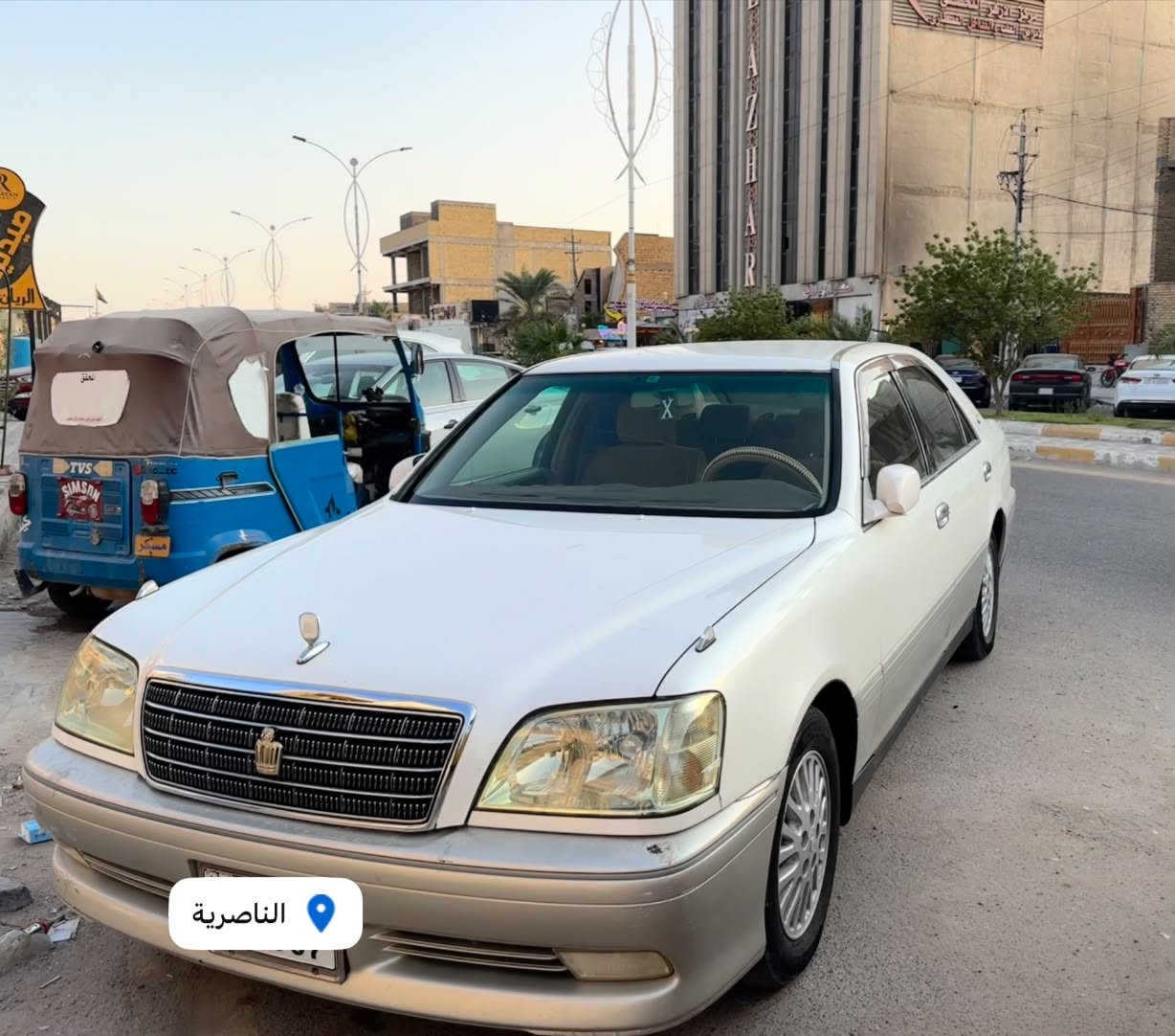 ( الملكة) موديل 2002 فل كامل
المحرك: مكينة دي فور الكبيرة (4.5 لتر - 6 سلندر)، عزم وقوة ما شاء الله (كصته قماره) السيارة حلوة ونضيفة
 دبلات كاملة (ثلاث دكم / ديف لوك وأنظمة الدفع الرباعي).
 التبريد: ثلج 
الكراسي كهربائية بالكامل.
 الستيرن كهربائي.
 المرايات الجانبية كهربائية.
بردة خلفيّة متحركة 
السيارة ماشية 130,00
السعر 37
السيارة ارقام وسنوية 
***********

نص مكتوب في الصور:
- الناصرية
- ٧:٣٩ م
- ٧:٤٠ م