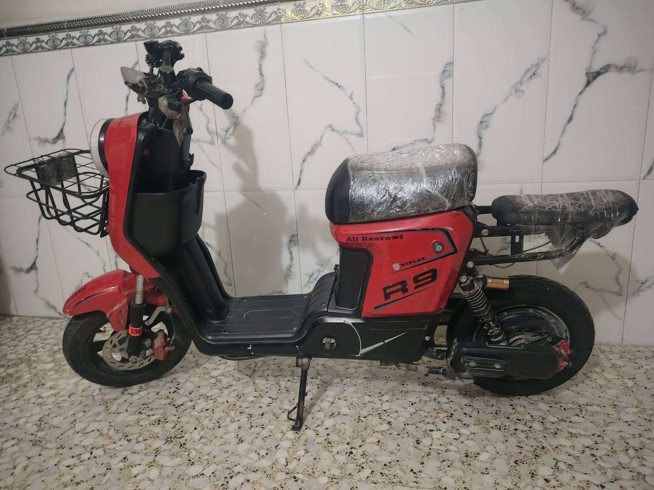 دراجه r9 للبيع كلشي بيهه شغال بس بطاريات هابطه لسعر 250 وبيهه مجال حك لجيه مكاني بغداد مدينه لصدر تواصل 773 645 8815
