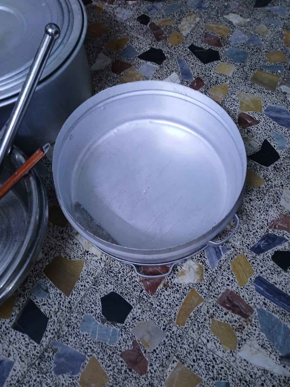 غراض مطعم للبيع العنوان بغداد مدينه الصدر شراي يتصل ***********
