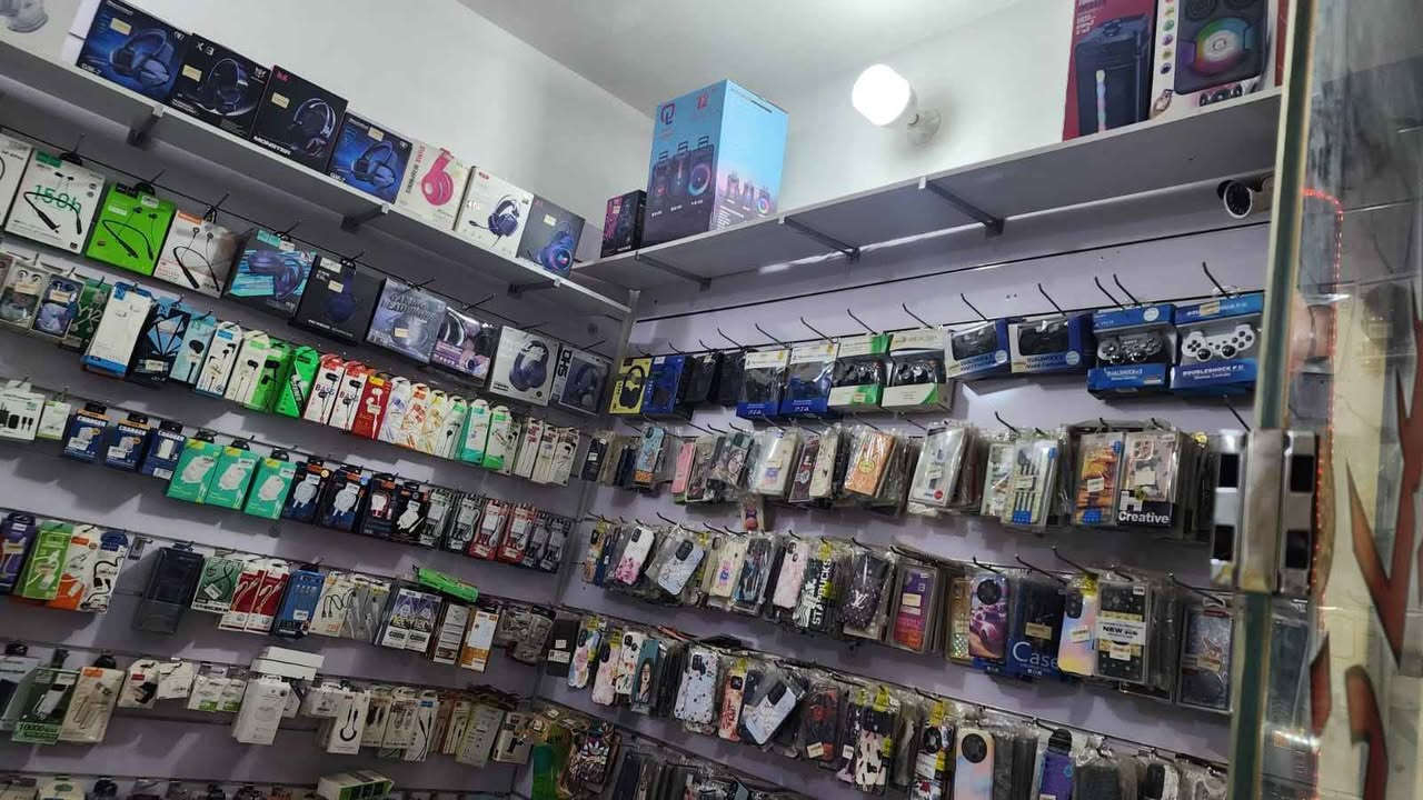 السلام عليكم 
محل اكسسوارات وصيانة موبايلات كامل مكمل من اكسسوارات وغراض صيانه موبايل ومواد احتياطيه 

سبب البيع عدم تفرغ لان طلع تعيني 
للاستفسار الاتصال على الرقم 
***********
*********** عين التمور, كربلاء

