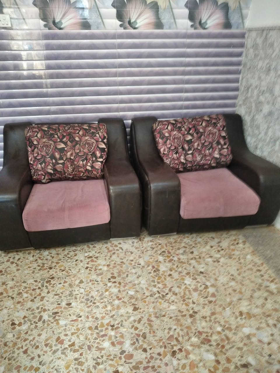 السلام عليكم عندي كراسي عدد اربعه نظيفات كلش جلد اصلي سعرهن ب 80 العنوان حله نادر الاولى قرب فندق الذكريات رقم الهاتف ***********
