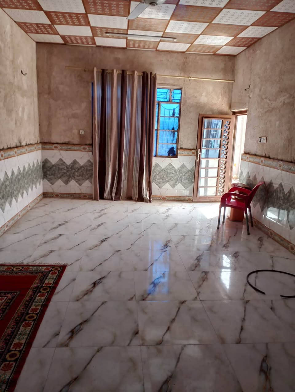 بيع مستعجل 🔥 🔥 
بيت للبيع 200 متر ⚡⚡
ملحق النداء منطقة 65 
الأساس صب  والسقف صب 🏫🏫
 يحتوي على استقبال وصاله وغرفتين ومطبخ وتخاريج داخليه وخارجيه🏦🏦

 سعر 73 وبيه مجال💸💸
☎️☎️***********
