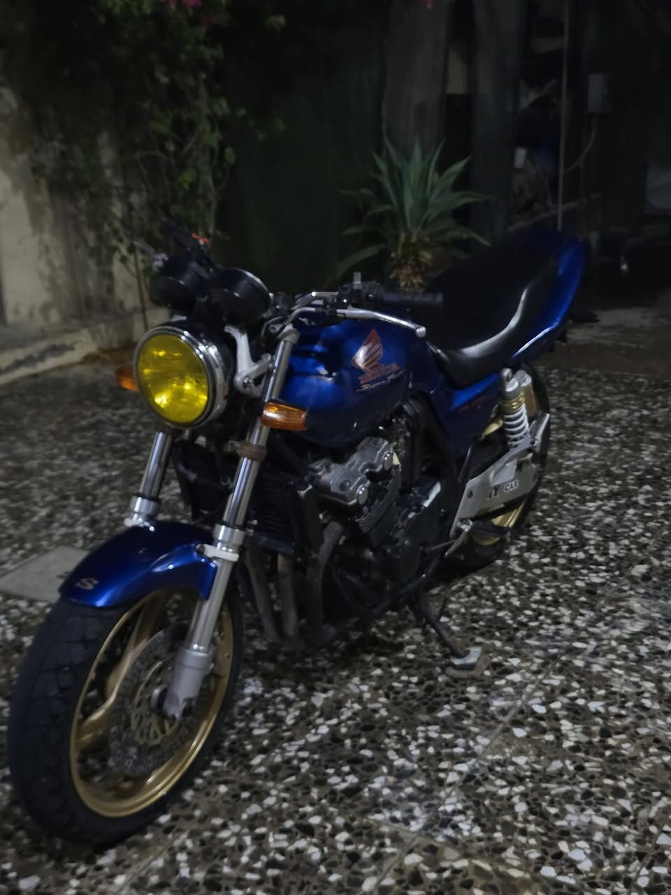 السلام عليكم سيبي فور 400cc النضافه كدام عينك كلشي موضح بلفيديو والفيديو من قريب اوارق بيها 3 اوراق بس تعبانه الدراجه فول شلعه ومعدل تخم تايرات جدد باتري جديد الدراجه تاخذها تتونس بيها مكاني كربلا طويريج المكينه كفاله بس تفيلس صالنصه رياضي صوت بلمكينه ابد ماكو بلفيديو موضح اكو صوت بس مو بلمكينه بلصالنصه لان قويه ومن تجي تتاكد وتشلع عيوني 
الرقم:***********
السعر:مليون و 350
