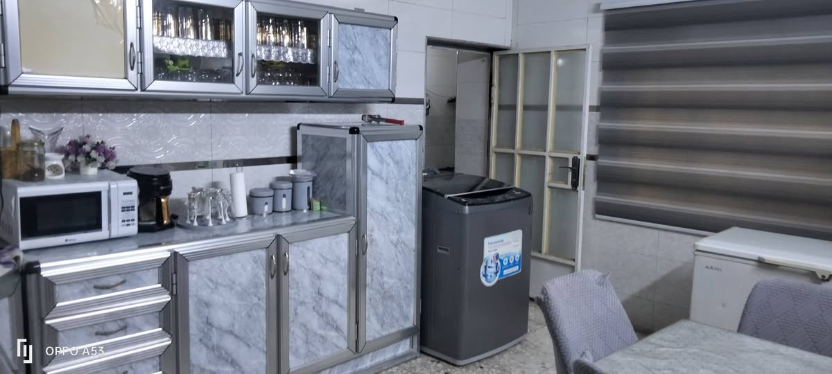 للبيع
بيت طابو صرف  مساحة 144 متر شهداء رئاسة المعلمين  المشتل قرب جامع النقيب واجهة 6 نزال 20 طابقين مسلح بناء التسعينات ثاني قطعة من الشارع الرئيسي ترميم كامل 2023 الطابق الأول كراج استقبال غرفة نوم مطبخ وخدمات صحية ترك خلفي الغرفة و المطبخ والترك وجه 10 متر الطابق الثاني 3 غرف كبيرة الطابق الاخير بيتونه + سطحين جناح 

السعر 225

***********
