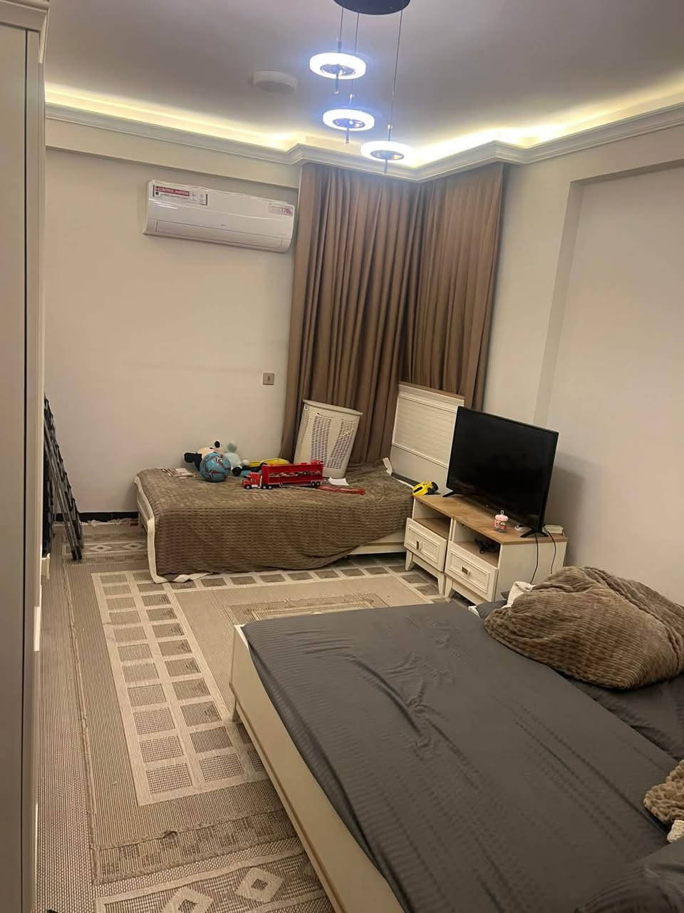 🏢✨ شقة للبيع في مجمع الرفاه السكني – البلديات ✨🏢

📐 المساحة: 160 م² – الطابق سادس
🛋️ التصميم: 3 غرف نوم + صالة + مطبخ + صحيات عدد (2) + 3 بلكونات
🆕 الحالة: استلام جديد ✔️ جاهزة للسكن

🔹 مزايا الشقة:
 • 🪞 مطبخ كامل + ديكورات عصرية + إنارة ظاهرية ومخفية
 • ❄️ نظام تبريد سبلت في كل غرفة
 • 🔥 نظام غاز أنابيب + إنذار حريق
 • 🚗 موقف سيارة خاص
 • ⚡ كهرباء 24 ساعة
 • 🛗 مصعدين حديثة في العمارة
 • 🛡️ نظام أمني متكامل
 • 🏢 4 شقق فقط في كل طابق لراحة أكثر

💰 السعر: 290 مليون دينار
📆 الدفع: بنظام أقساط ميسرة لمدة 7 سنوات
📜 سند طابو رسمي

📞 للاستفسار: ***********

