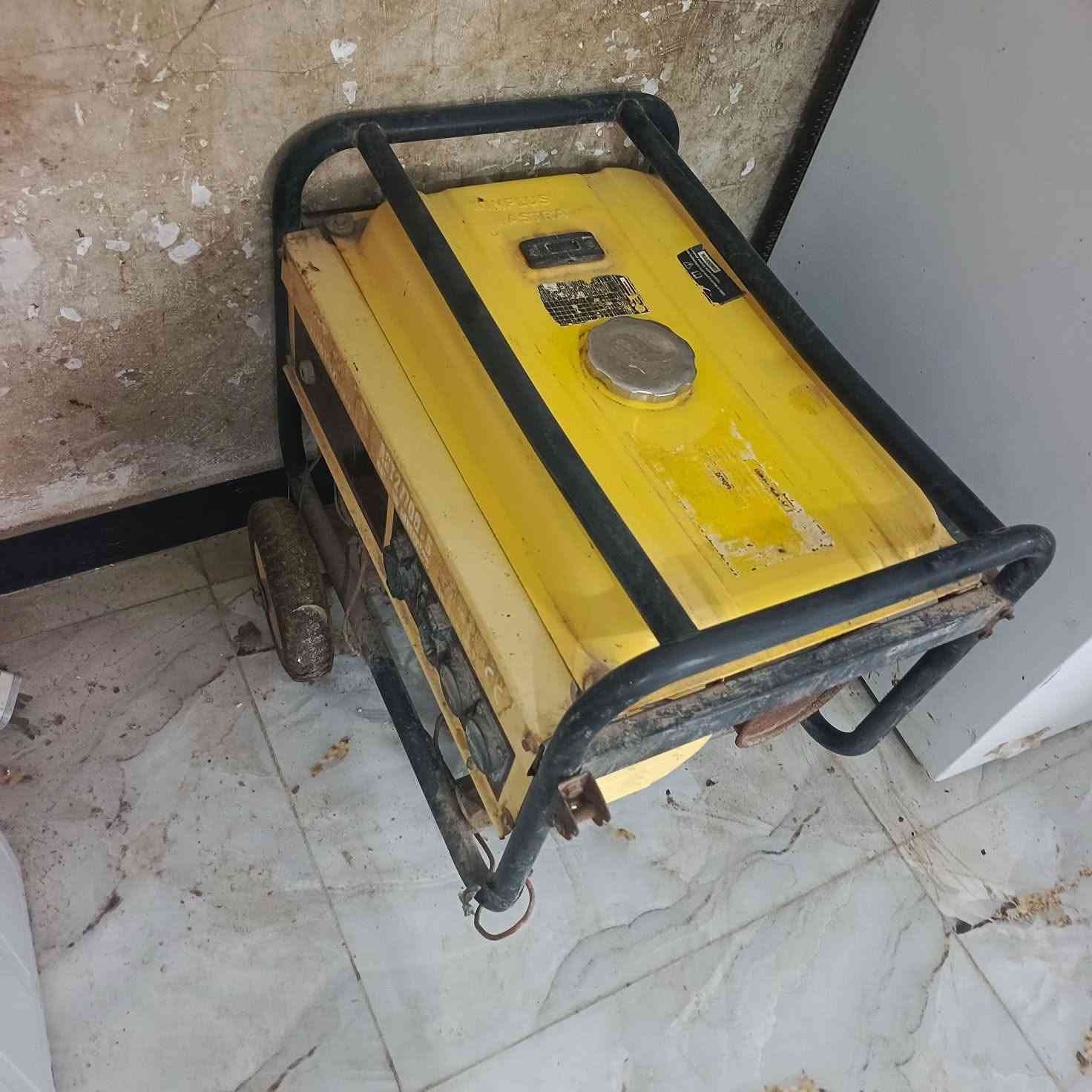غراض للبيع مولدات عدد ٣ ومجمد حجم الكبير وكبرسير هو عدد ٢ وبراد ماي بردوه نص ونص *********** اتصل كله شاغله على شرط
