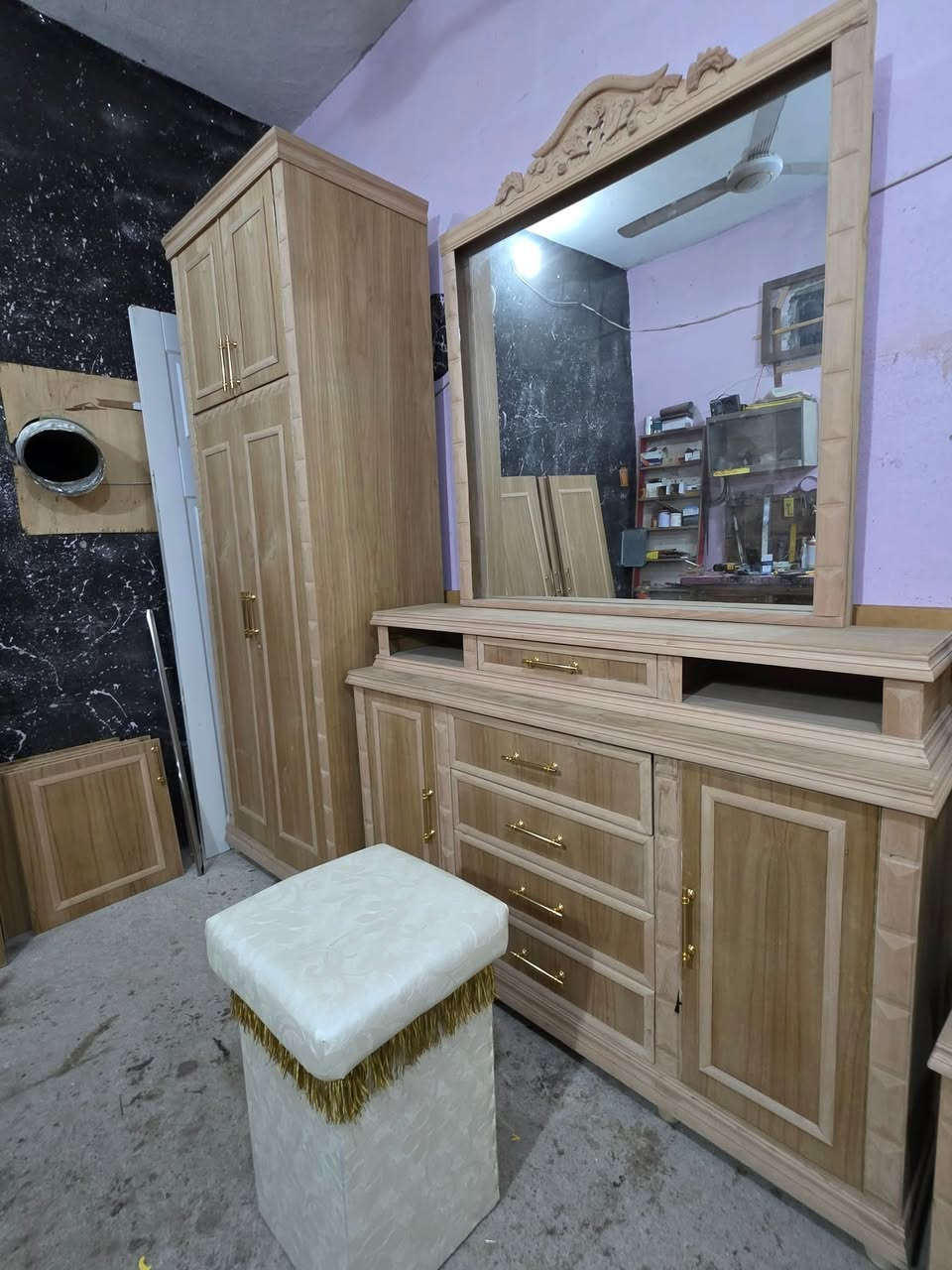 غرفة نوم صاج جديده 
خمس بواب 🚪 ملحق 
عدد القطع. 7. 
السعر. مليون.و ٤٠٠
للاستفسار. ***********
               ***********
