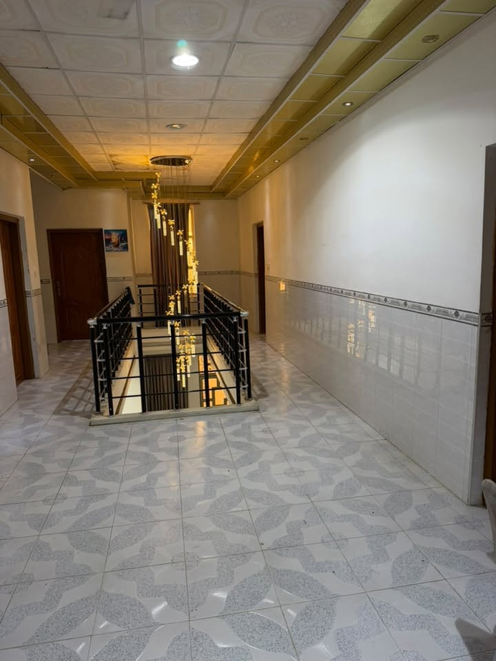 بيت طابو صرف مساحة 250 متر النجف حي الجامعة منطقة 78 طابقين بناء سنة 2011 يحتوي غرفة نوم وصالة واستقبال ومطبخ ومجموعة صحية والطابق الثاني ثلاث غرف نوم ومجموعة صحية ومخزن وهول للتفاصيل اكثر *********** 
السعر 700 مليون مع المجال البسيط
