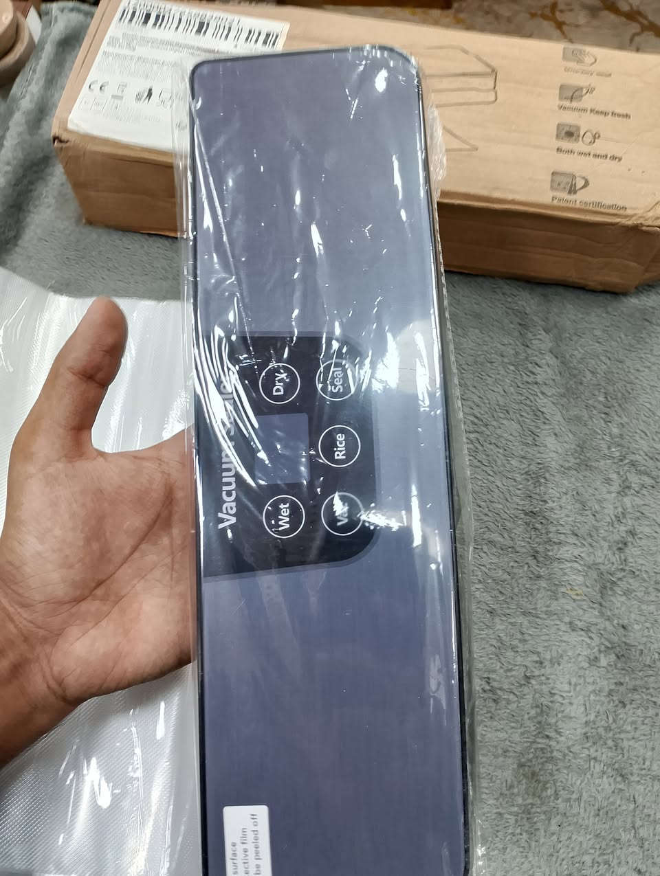 ماكينة تفريغ الهواء وحفظ الطعام Vacuum Sealer
المواصفات:
تفريغ الهواء من أكياس الطعام.
إغلاق الأكياس بالحرارة.
وضع Dry للأطعمة الجافة.
وضع Wet للأطعمة الرطبة.
وضع Rice للأرز والحبوب.
وضع Vacuum للتفريغ.
وضع Seal للإغلاق فقط.
تساعد على حفظ الطعام وإطالة مدة صلاحيته.
بسعر 10 الاف 
يوجد توصيل لجميع المحافظات 🛵 
***********
