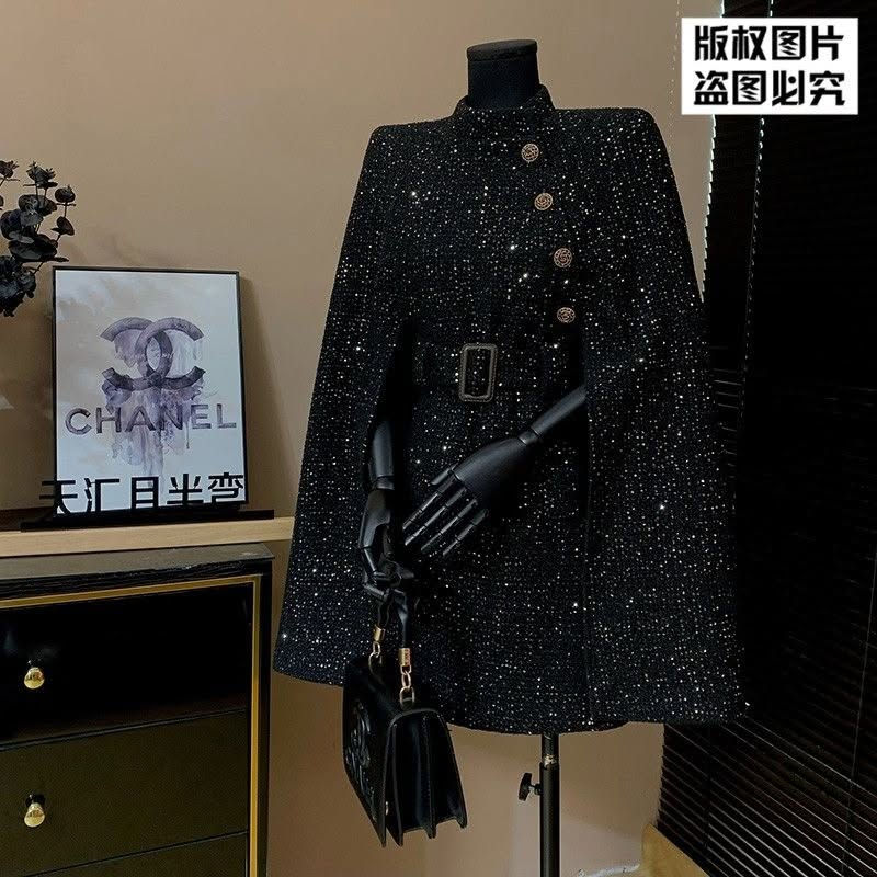 Luxury has an address 😍🥰 Do you support that? Heavy-duty woven sequined wool shawl cape, stylish and padded, new winter style, flattering for petite figures with defined shoulders. Available sizes for weights from 40-77 kg. Pre-order available. Delivery time is 2-3 weeks from the booking date. For more details, please contact us on our Telegram channel. For immediate inquiries and questions, please contact us via WhatsApp. #Via #foryou # pinkygirls4shoping

نص مكتوب في الصور:
- 版权图片
- 盗图必究
- 版权图片 盗图必究