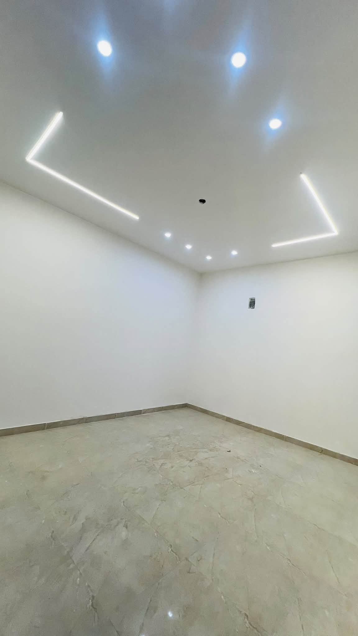 دار للبيع مساحة ١٠٨ متر بناء حديث درجة اولى 
الواجهه ٥ ونص
جاهز للسكن تسليم مفتاح مباشر 🔑
استقبال 
غرف نوم عدد ٤
مطبخ
خدمات ٢
منور جانبي 
مدخل للدار ٢
الدورة شارع ٦٠
تفاصيل اكثر واتساب ☎️***********☎️
