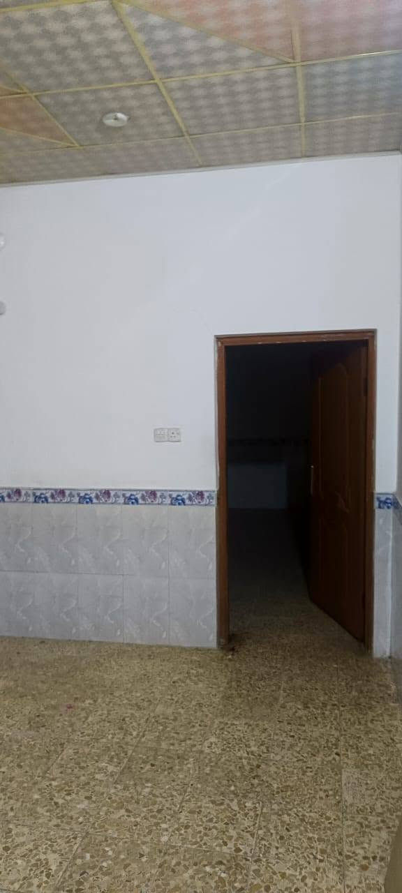 ‏بيت للبيع مساحته ١٠٠ طابق ونص غرفتين وصالتين واستقبال ومطبخ و ثلاث صحيات حي الوفاء مقابل الهندية منطقه الأربعين شارع عشره سعره ١٣٥ وبين مجال وحاليا ماجر ٣٥٠ 
‏للاستفسار مكتب بركات ام البنين ***********
‏

