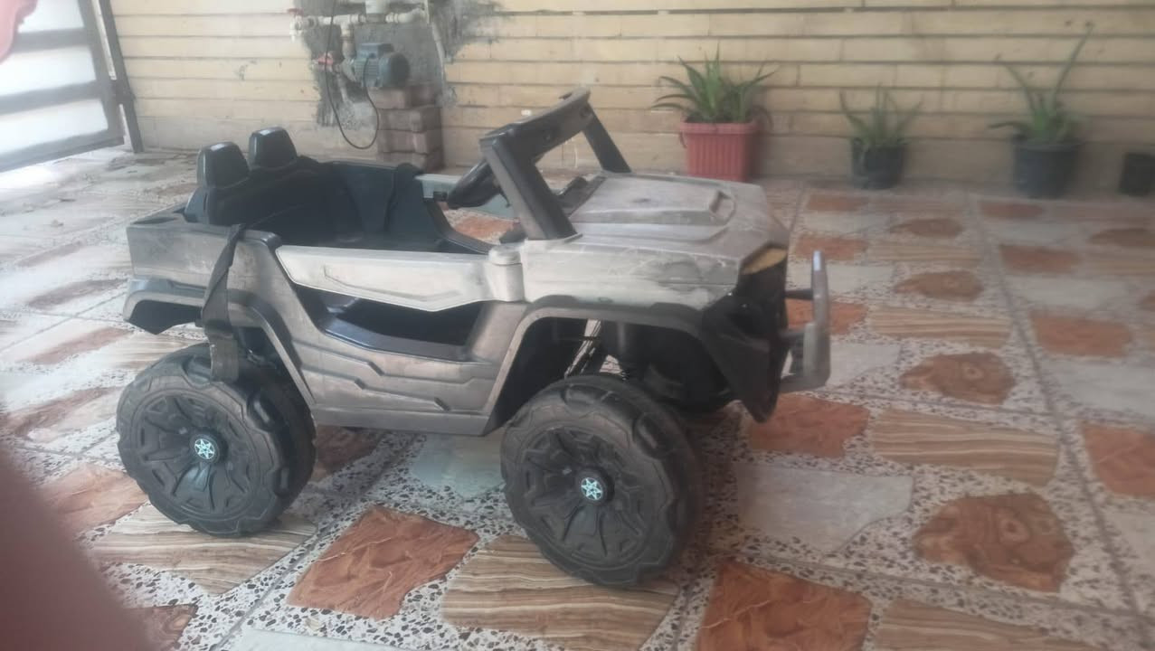 سيارة اطفال شغالة ما بيها عيب مثل ما موضح بالصور
السعر 45 
***********
