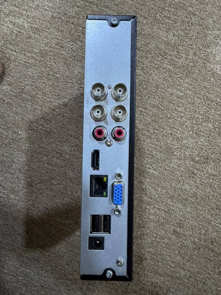 ‏كاميرات دهوة للبيع /أربع كاميرات مع DVR والاسلاك والفيش كاملة ،حالياً منصوبه وشغاله
‏جديدة ونظيفة وغير معرضه للشمس والأمطار لانها منصوبة في مكان داخلي، هارد واحد جيجا سعر 100 ألف دينار  عراقي ،عنواني نجف كوفة حي ميسان شارع الكيات ويوجد واتساب ***********
