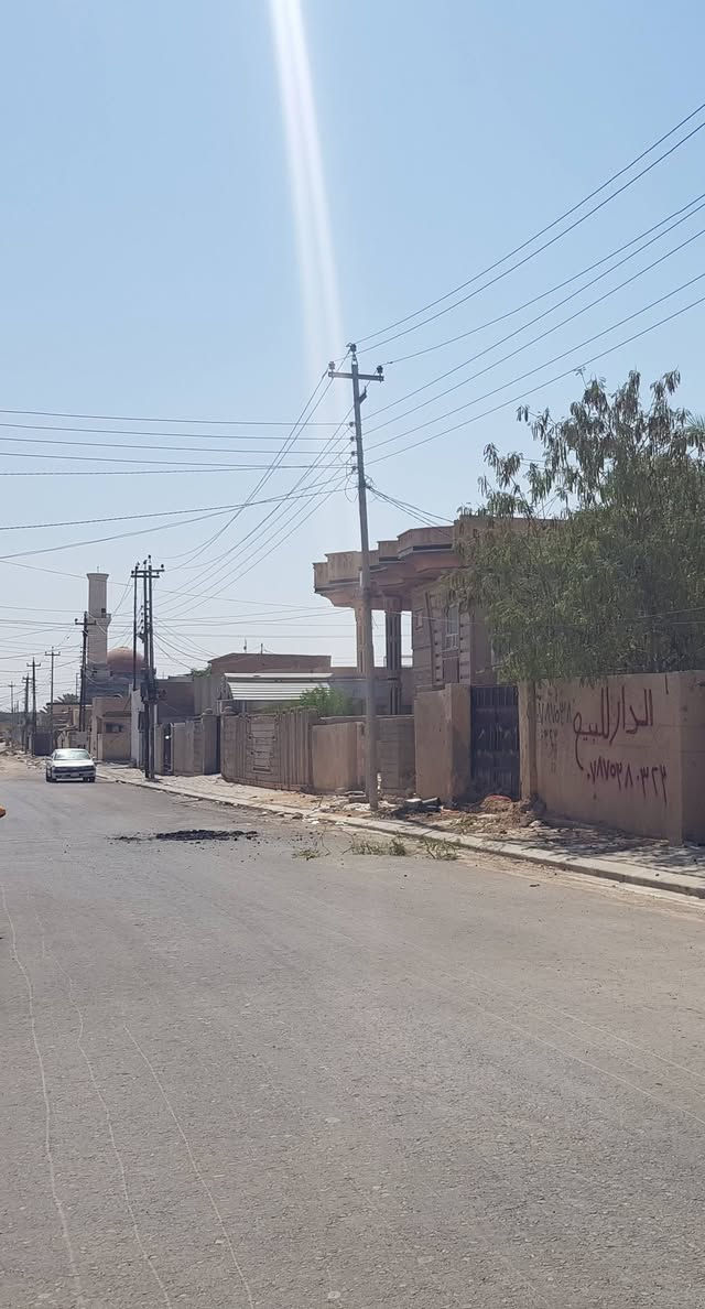 السلام عليكم
الدار للبيع 🏠🏠
📍حي العسكري الاول
✔المساحة400
✔طابو صرف
✔الواجهه 20 متر 
✔نزال 20 متر
✔شارع تبليط ، مجاري ، انترنيت، المدارس 
☎️للاستفسار الاتصال ع الرقم ***********

نص مكتوب في الصور:
- جامع الحي القيوم مدرسة سبأ الابتدائية ثانوية ابو عبيدة الجراح مركز صحي العسكري الرئيسي موقع الدار مدرسة