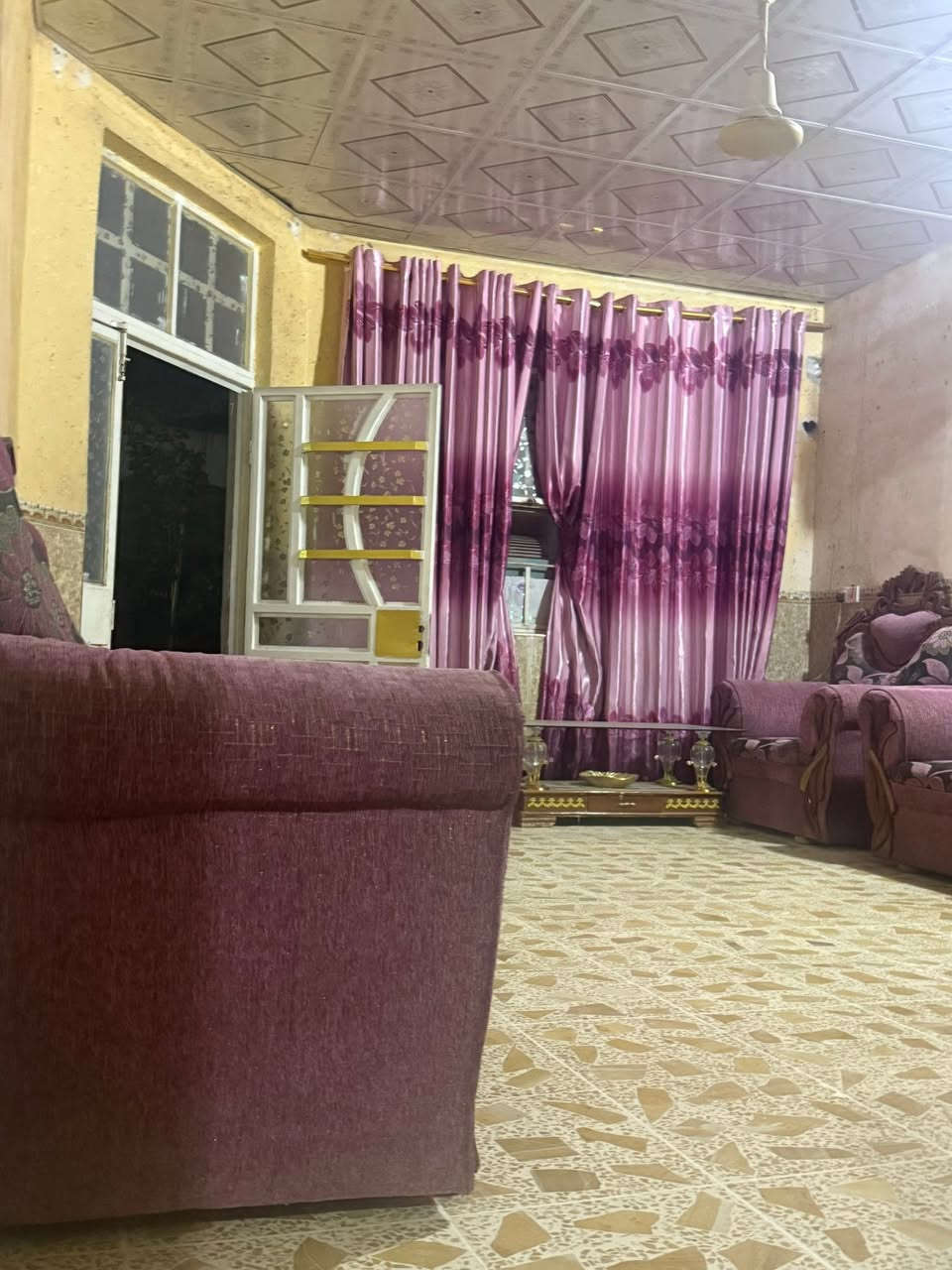 دار للبيع مساحته ٢٠٠ متر طابو زراعي سند ٢٥ طابقين يحتوي الطابق الاول على غرفتين نوم وصالة واستقبال ومطبخ وصحيات والطابق الثاني يحتوي على ٣ غرف نوم وحمام بهرز شارع البنادره الاستفسار *********** او مراجعة مكتب الملاك للعقار
