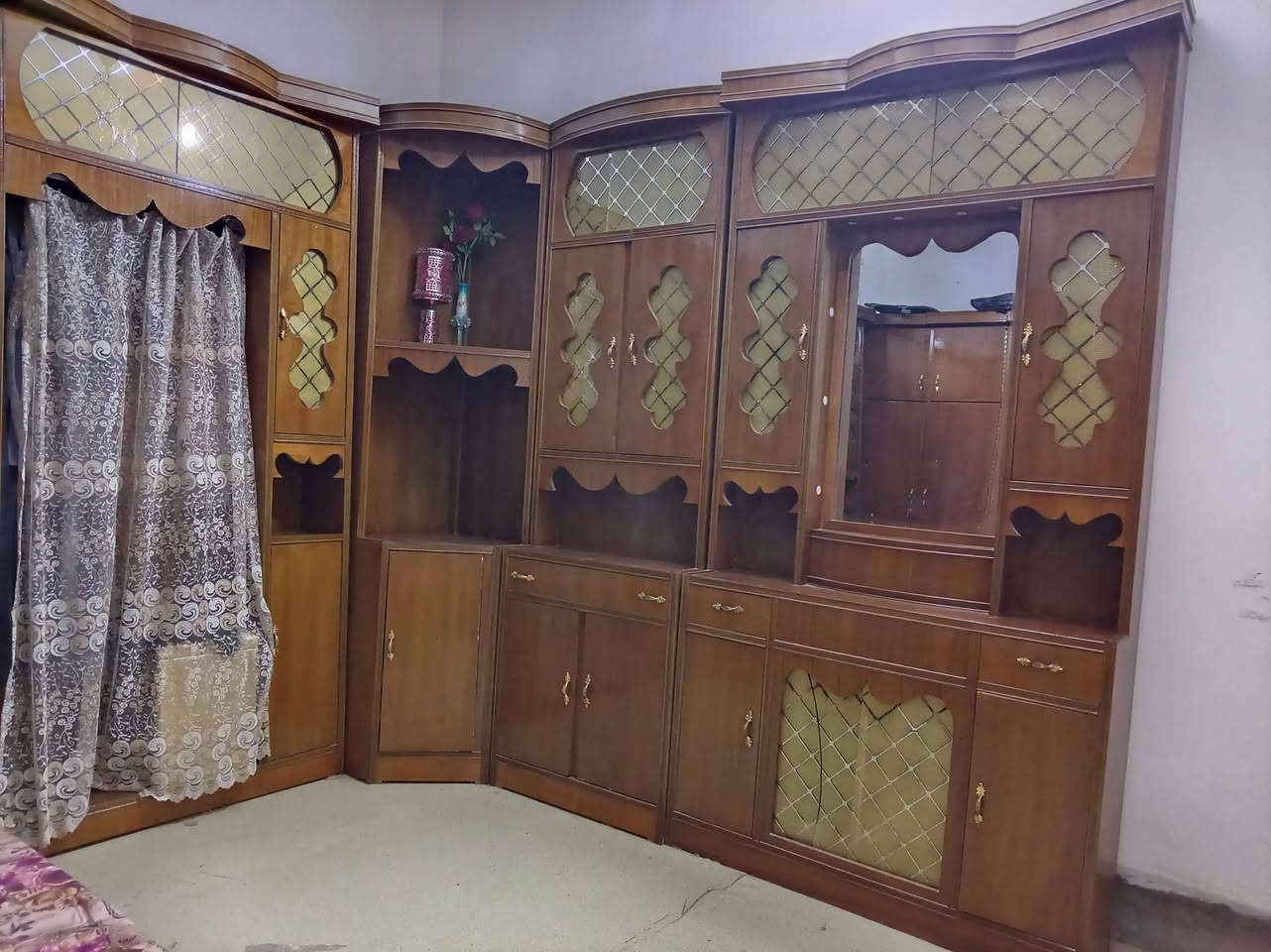 السلام عليكم 
غرفه حطاطه نجاره عراقية للبيع السعر مليون و بيها مجال
للاستفسار ***********
