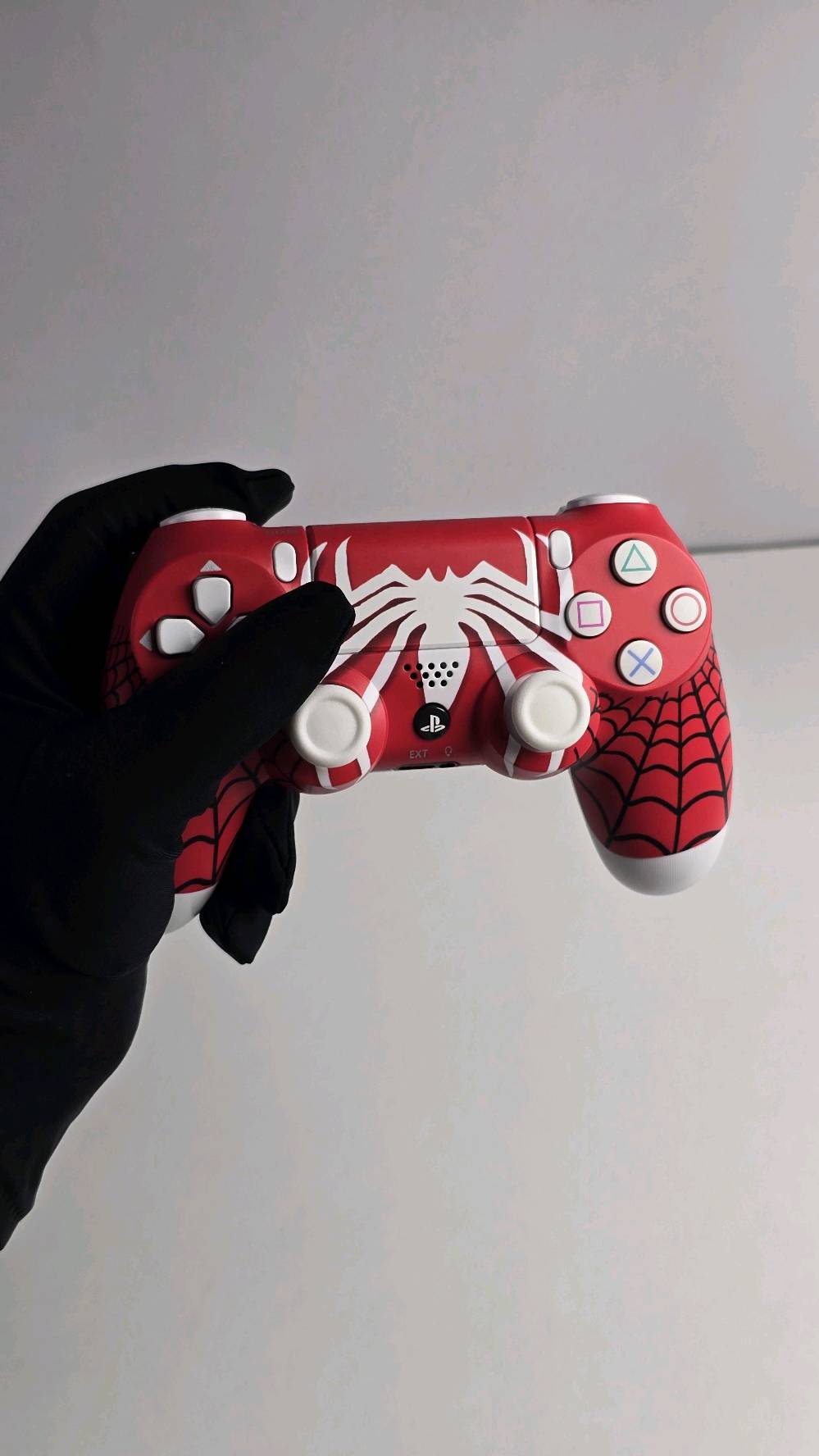 يد تحكم لاسلكية PS4 DualShock 4

استمتع بتجربة لعب مريحة ودقيقة مع يد تحكم DualShock 4 المتوافقة مع جهاز PlayStation 4. تتميز بتصميم مريح، أزرار استجابة سريعة، وعصاتي تحكم تناظريتين تمنحان تحكماً سلساً أثناء اللعب.

المميزات:

اتصال لاسلكي عبر البلوتوث.
لوحة لمس (Touch Pad) مدمجة.
أزرار SHARE و OPTIONS.
مكبر صوت مدمج.
بطارية قابلة لإعادة الشحن.
منفذ Micro USB للشحن.
تصميم مريح للاستخدام لفترات طويلة.
متوافقة مع أجهزة PS4 وبعض أجهزة الكمبيوتر. 

محتويات العلبة:

يد تحكم لاسلكية DualShock 4.
كيبل شحن USB.
علبة المنتج. السعر 25 الف التوصيل 5000 الف التفاصيل في رقم واتساب ***********