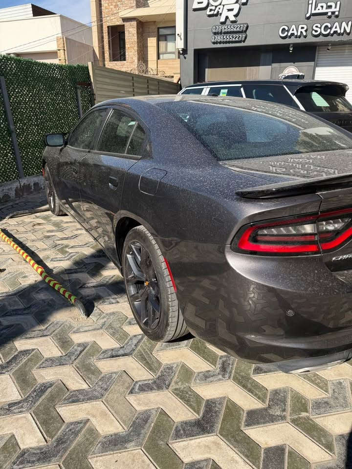 السلام عليكم 
جارجر موديل 2022
Sxt
ماشيه 52ميل السياره بدون حادث جاملغ يمين سرقه فقط راجع نفسه ومصبوغ 
السياره جديد استعمال شخصي نضيفه وجاهزه 
للاستفسار ***********
بغداد الدوره
