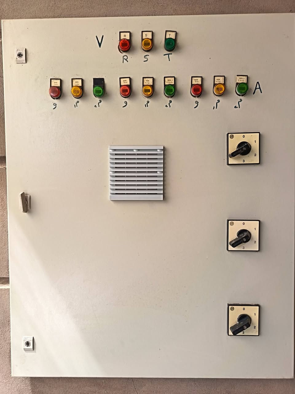 ⚡ لوحة تحويل وتوزيع متكاملة لمنزل متكون من 3 طوابق منفصلة ⚡

​من أعمال درع الطاقة (PowerShield ATS) تصميم وتنفيذ بورد تحويل وتوزيع (ATS & Distribution Panel) مصمم خصيصاً لإدارة الطاقة لمنزل يتكون من ثلاثة طوابق مستقلة بأعلى معايير الأمان والمرونة.

​🔍 المواصفات والتفاصيل الفنية :

​1️⃣ إدارة ثلاث مصادر تغذية منفصلة (3 Sources):
​مصدر الكهرباء الوطنية .
​خط مولد الشارع (سحب).
​خط مولد المنزل.

​2️⃣ منظومة التناوب والتحويل الآلي (ATS Logic):
​أسبقية وأمان كامل في أولوية التغذية بين الوطنية، المولد السحب ، ومولد المنزل .
​أنترلوك ميكانيكي وكهربائي معتمد للكونتاكتورات والقواطع لمنع تداخل المصادر نهائياً.

​3️⃣ منظومة حماية ومراقبة متكاملة (Protection & Monitoring):
​شاشات قياس رقمية على الواجهة: لمتابعة الفولتية (V) والتيار (A) وتوازن الفازات (R, S, T) لكل مصدر.
​أجهزة حماية رقمية (Digital Protection Relays): لحماية أجهزة كل طابق من ارتفاع/انخفاض الجهد وانقطاع الفازات.
​عداد كهرباء مدمج (الميزانية) (kWh Meter) لمتابعة الاستهلاك الإجمالي.
​كرة إطفاء ذاتية (Fire Extinguisher Ball): مدمجة داخل اللوحة للأمان الفائق ضد الشرر أو الارتفاع المفاجئ للحرارة.

​4️⃣ نظام التبريد والترتيب القياسي:
​مروحة تهوية مدمجة (Cooling Fan) مع منظم حراري (Thermostat) للحفاظ على بيئة عمل مثالية للمكونات.
​ترتيب الكوابل والوايرات عبر (Slotted Cable Trunking) مع ترقيم وتسمية واضحة لكل مفتاح وطابق لسهولة الصيانة.

​ 🛡️ درع الطاقة | حماية متكاملة وحلول هندسية

​📞 للتواصل والاستفسار : ***********
