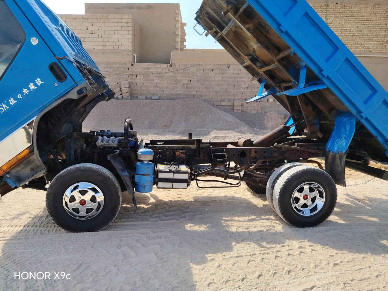 حالسلام عليكم كنتر قنبو ه فحل بلادى  قلاب رقم ذيقار سنويه جديده ل٢٨ عنوان نجف ***********
@

نص مكتوب في الصور:
- HONOR X9c