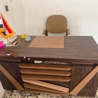 ميز مكتبي • تكمة