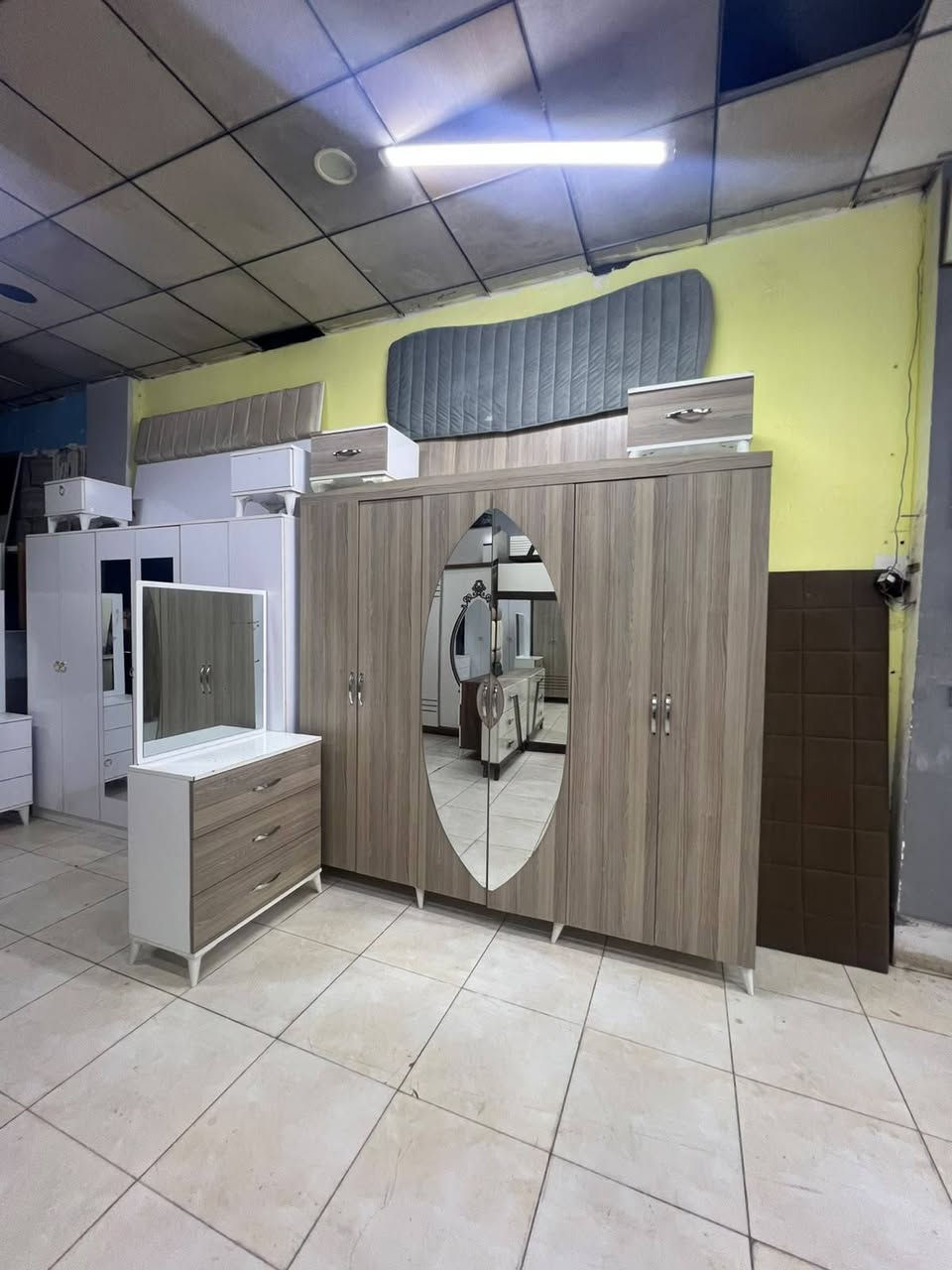 غرفه نوم ابواب تركي نضافه 80%100 بسعر 300 الف فقط شد ونقل مجانا داخل اربيل توصيل الموصل 50 الف فقط التواصل ع ارقام التاليه *********** وتساب
