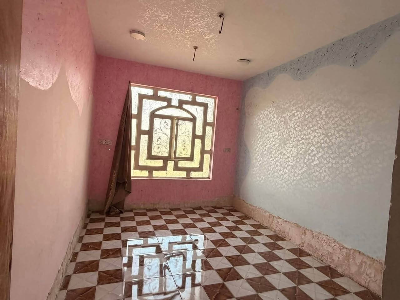 دار للبيع
حله شارع ٨٠ كربلاء حي القضاة 
يبعد عن الشارع العام ٧٥ متر
بناء حديث 
خدمات كامله مجاري تبليط 
المساحه ١٥٠ متر
المحتويات ٤ غرف نوم + صاله ومطبخ وصحيات داخليه وخارجيه ومنور ممر 
واستقبال ارضيه مرمر سيراميك هزاره نص الحايط كهرباىيات حديثه 
للاستفسار الاتصال 
***********
