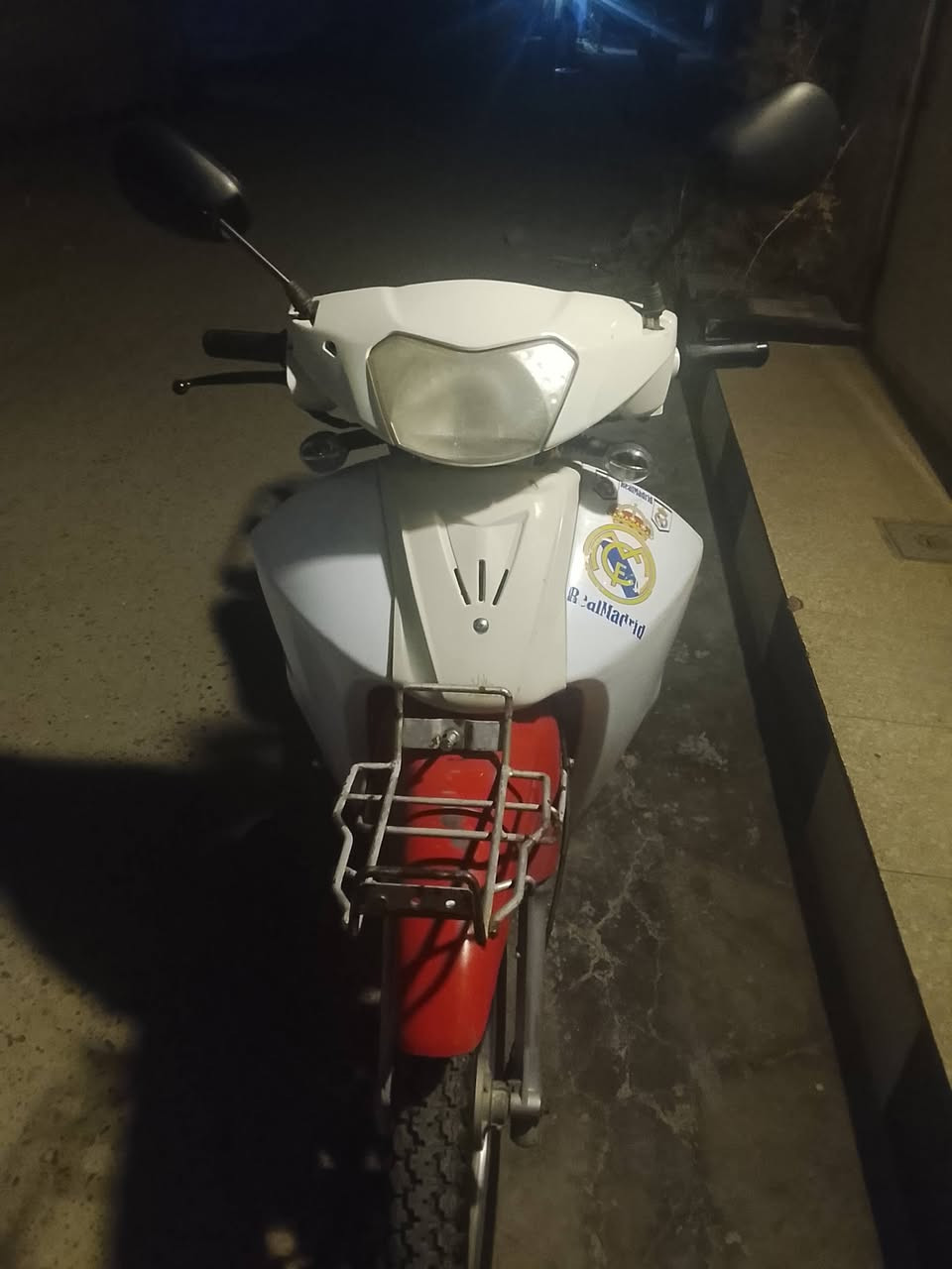 السلام عليكم ماطور  سرفيز للبيع كامل مكمل اشاير لد جديده 700وبي مجال  اتصل ودلل ***********
