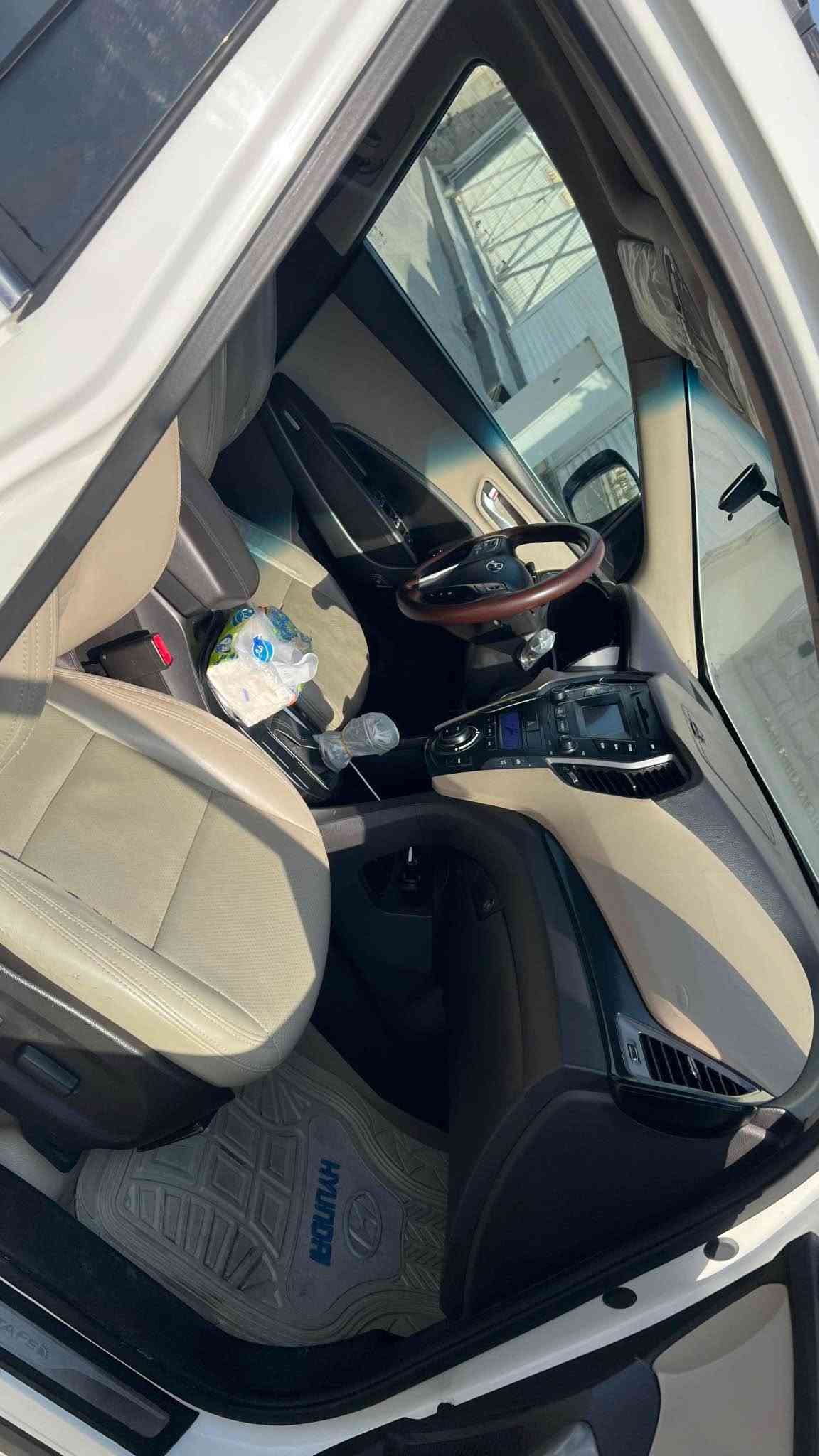 سنتافي موديل 2014 خليجيه فول واحد على 
واحد 
بيها تبديل قطعة بنيد ومصبوغ اثر ضربه خفيفه صور الحادث موجوده + بارد في الصندوك صورة مرفقه 
الكير مجفت عند الشركه الهندسيه 
ماشيه 218 
السعر 155 وبيها مجال للشراي
*********** Singapore
