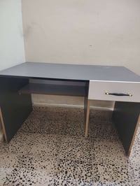 ميز مكتبي • ١٢٥×٧٠×٧٢سم • بيه مجال