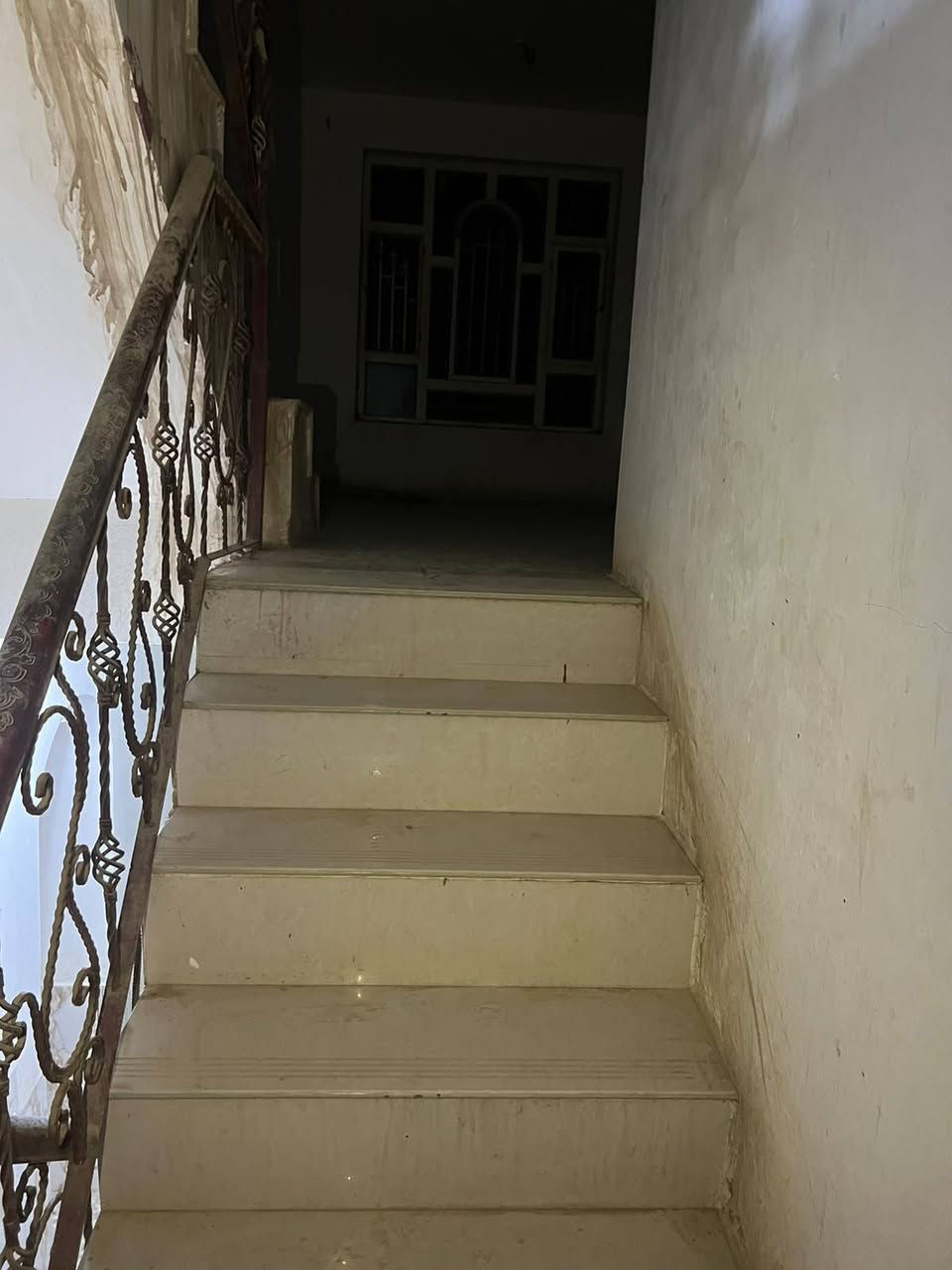 زين القوس شارع سيد يعقوب خلف أسواق الزاملي 
مساحته 200م 
طابقين 4 غرف فوك وغرفتين وصاله واستقبال جوه 
يحتوي على حديقه وطارمه 
غير مرهون وغير محجوز 
***********

السعر 175 قابل للتفاوض
