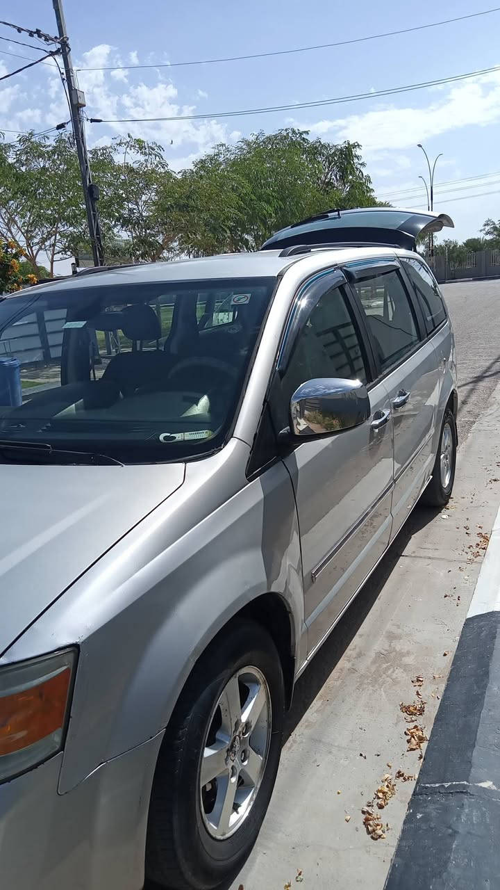 السلام عليكم.  
دوج كرفان SXT 2008. للبيع   رقم بغداد الجديد انكليزي باسمي.مكاني كربلاء سياره حلوه  مال بيت. محرك 3300 جيد كير جيد  بدن بدون حادث  سياره ناعمه وسريعه.  3 قطع تبريد فرس سقف فرس ارضي كامره شاشه قلاب  كراسي بلع. أبواب كهرباء جنطه كهرباء.  مصابيح زنون.   كامره مع البك  حساسات  تدفئه كراسي.  كرسي السائق كهرباء. شرط التحويل.  *********** واتساب 
السعر   95.
