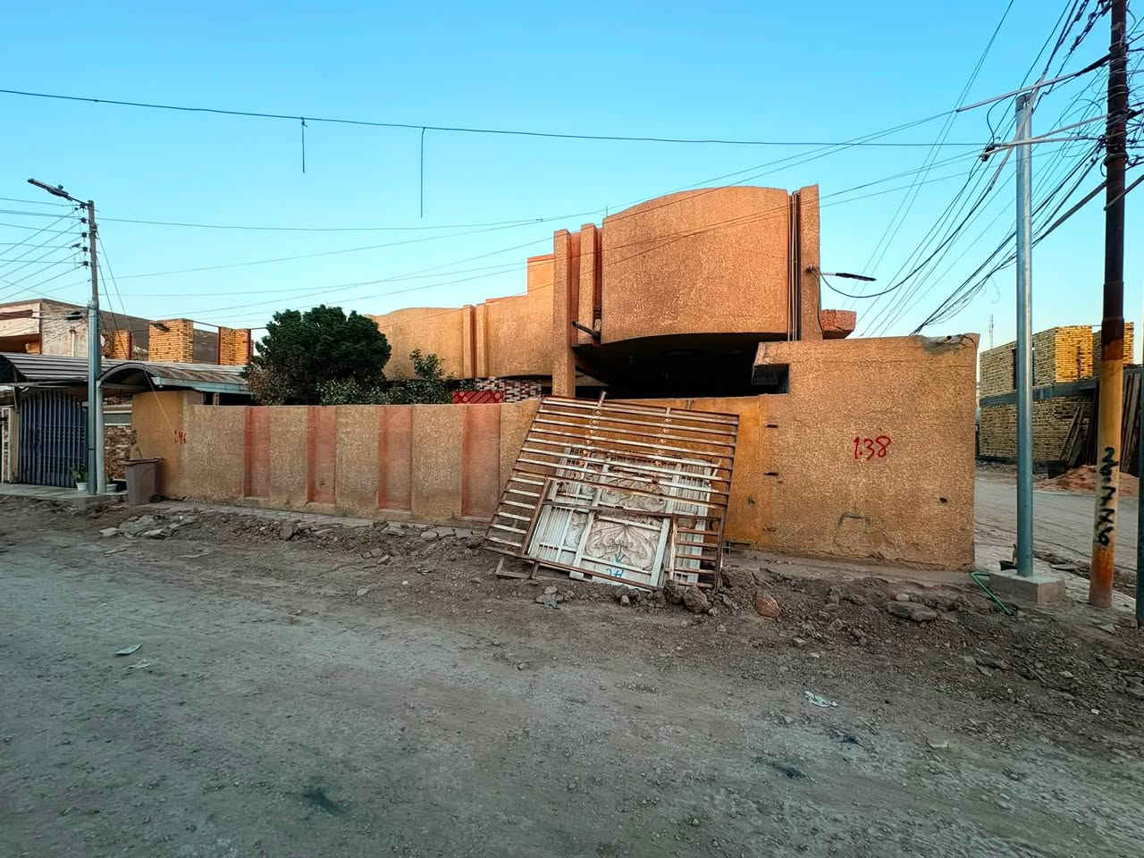 الدار حله حي العسكري شارع 30 قرب مدرسة ابن دريس بناء جيد المساحه 320 للتواصل *********** البيت ركن  السعر 280

