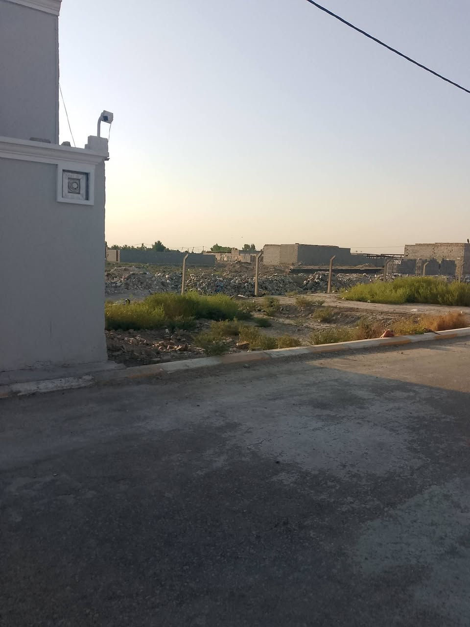 عرصه 100متر مربعه 10في 10زراعيه مع كافة الخدمات تبليط اناره الشوارع الرئيسية حي العسكري شارع 30شارع السايدين مال الملعب الخماسي بسعر 7ملاين مع مجال ***********8

