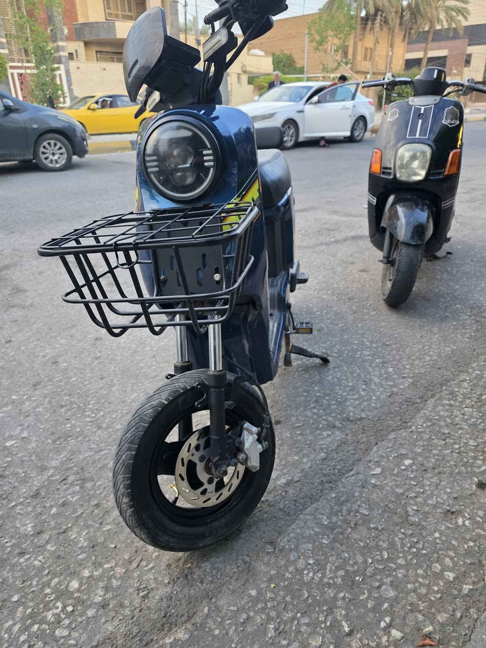 السلام عليكم 
بايسكل شحن R10 الريان كلشي نظيف و بطاريات جديده وكلشي بي شغال فقط الاستاند يحتاج لحيم المكان كربلاء حي المعلمين 
لتواصل ***********

