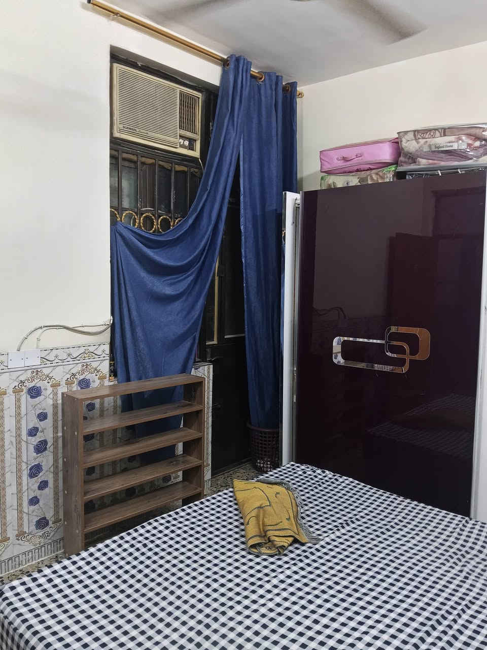 بيت للبيع
المساحة 55متر واجهة 5ونص
طابقين 3 غرف نوم 2 حمام  طابق اول و طابق ثاني
العنوان حي البساتين قرب شارع احمد الوائلي شارع منهل
للاستفسار ***********
