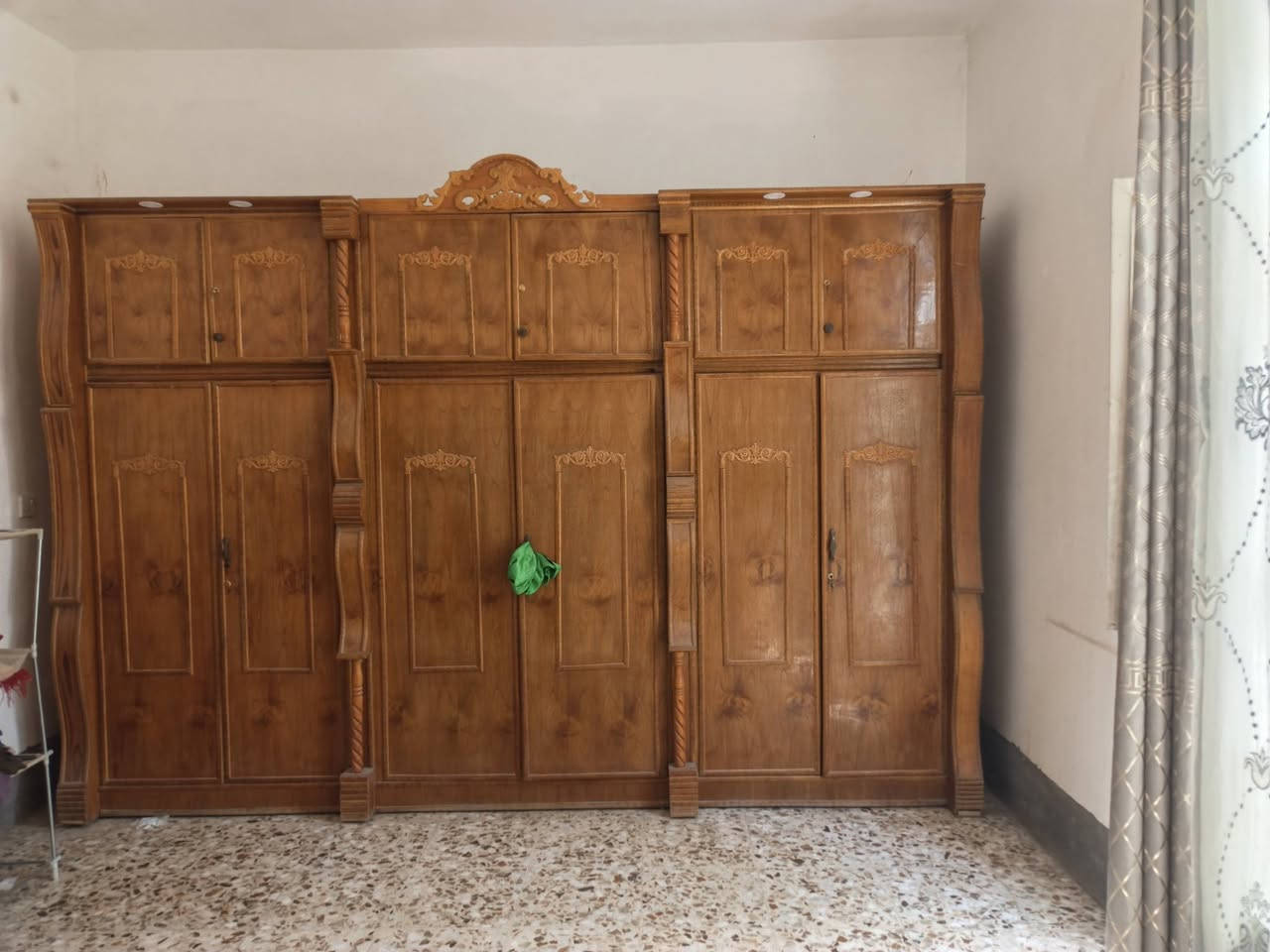 السلام عليكم غرفه اخشاب للبيع السعر الخاص ***********
