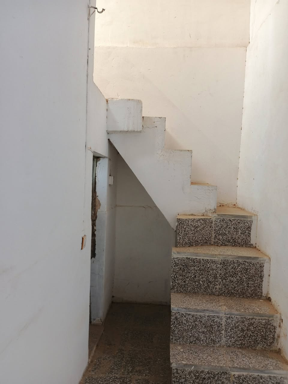 بيت للبيع قطاع ٨٤
مساحه ١٠٠ متر طابق واحد 

بناء شيلمان نظيف جداً 

موقع مميز خلف سايدين الشريط 

غرفه وصاله ومطبخ وستقبال 

وصحيات داخليه وخارجيه ومكشوفات 

السعر ٩٧ مليون مع مجال 

ملاحظه البيت حاليا فارغ 

للاستفسار مكتب أبو علي الخالدي  للعقار

موقع المكتب حي ميسان شارع كيات قبل تقاطع شارع بوريات 

او الاتصال على الرقم التالي

***********

***********

***********
او متابعه صفحة ابو أبو علي الخالدي  كل عروض حي ميسان
