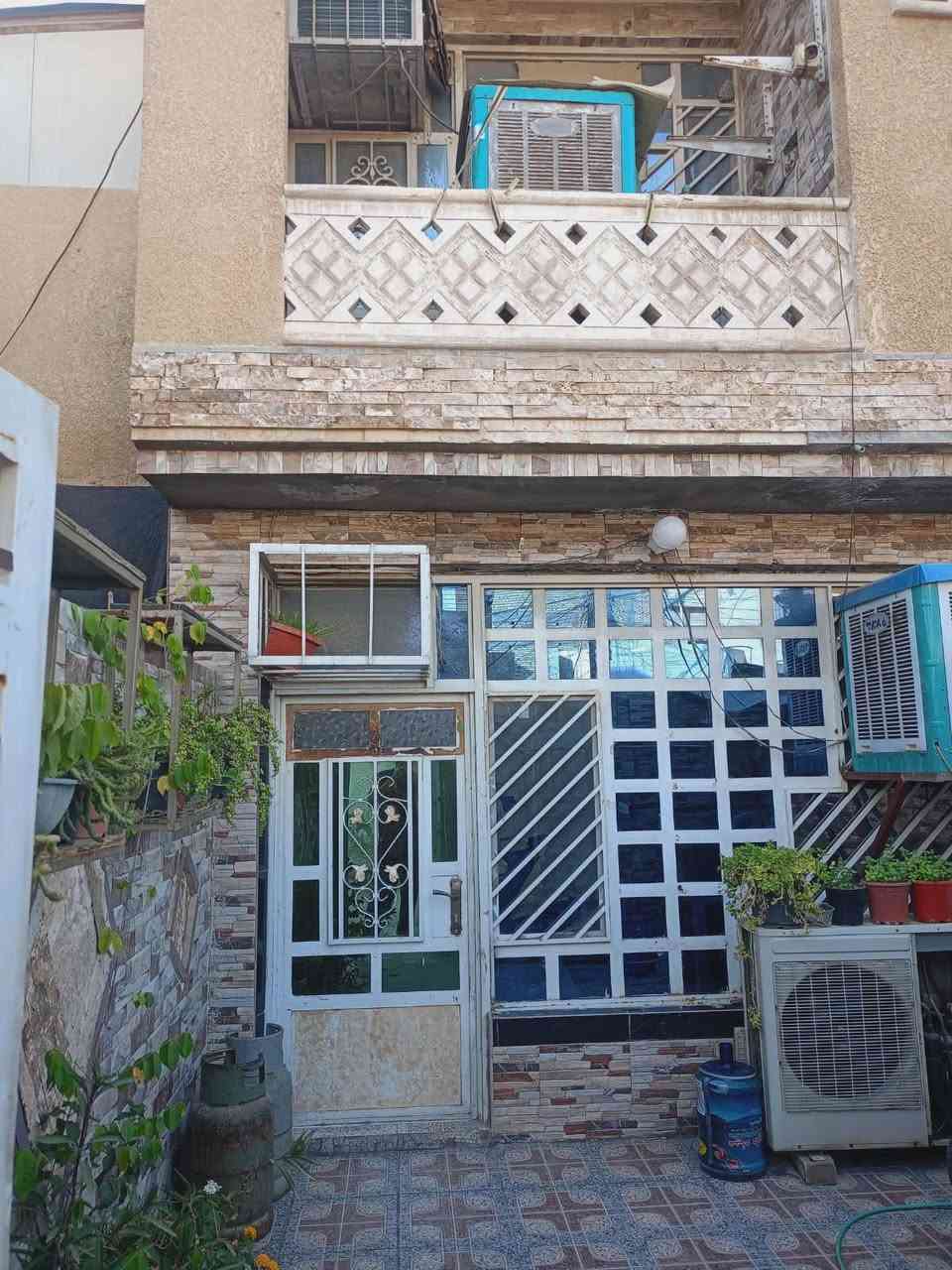 🏠 مشتمل  للبيع  
 موقع ممتاز جدا جدا جدا 
بغداد /الدورة /أبو دشير خلف السوق 💥 💥
📐 المساحة: 90 متر
🧱 الواجهة: 4ونص  × النزال: 20 م
📜 الدار طابو ملك صرف بأسم شخص واحد ✅

✨ المواصفات :
الطابق الأول :
  كراج + مدخل
🛋️ صالة واسعة
.        مطبخ
         منور صغير 
🛏️ غرفة نوم
🚿 صحيات كاملة 

🏡 الطابق الثاني :
🛏️ عدد الغرف 2
الغرفة الامامية كبيرة المساحة وبيها بالكون
🚽 صحيات عدد 2 كل غرفة وياها صحيات خاصة بيها

الطابق الثالث :
☀️بيتونه كبيرة وسطحين
 
المنطقة كامله الخدمات تبليط مي ارصفه كهرباء 
🏡 الدار درجة أولى وجاهزة للسكن فوراً 
💰 السعر 125 مليون فقط
 والموقع مميز جداً 🌟
📞 للاتصال مع صاحب الدار مباشرة بدون دلال على الرقم 💬
***********
ملاحظة :- غير متواجد على الماسنجر الاتصال واتس اب فقط 

عنوان الدار ابو دشير شارع جامع الرحمن

