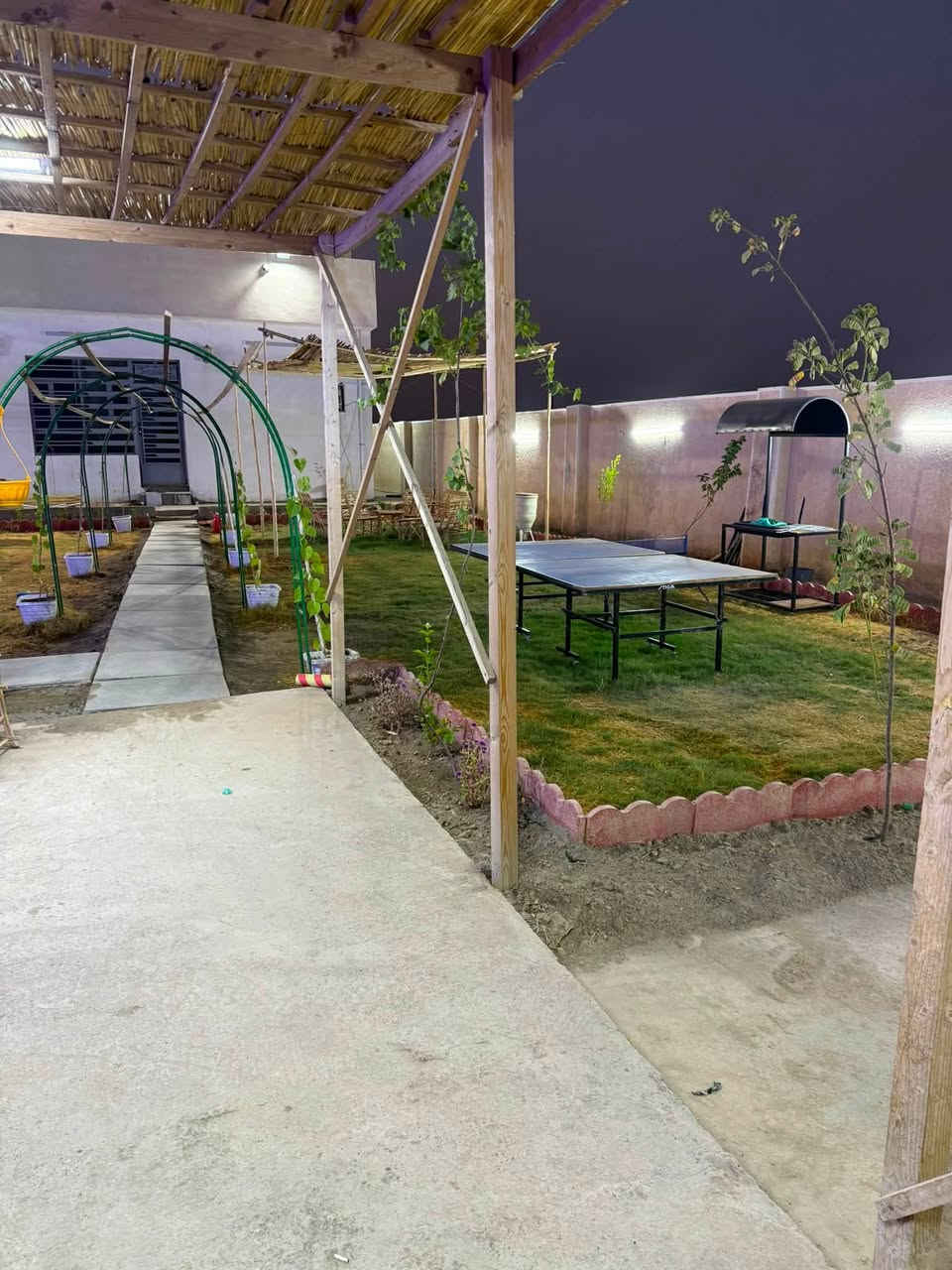 دار استراحه 🏠 للبيع المساحه الكليه 500 متر الواجهه 17 النزال 29.5 مساحه البناء 75 متر 
زراعي سند 25 
يحتوي الدار على صاله كبيره غرفه نوم كبيره مطبخ حمام 
الدار مؤثث 
ممر داير البيت 
حديقه كامله مع مسبح 🏊 
تحتوي الحديقه 🌲 على جلسه عربيه 
مع منضده🤾‍♂️ + فيشه +مرجوحه 🪃 + منقله شوي 
العنوان ديالى ناحيه جديده الشط تبعد عن بوابه بغداد الراشديه 5 دقايق وعن منطقه الشعب 15 إلى 20 دقيقه 
السعر 85 وبي مجال بسيط جدا جدا عندي ظروف 

للاستفسار الاتصال على الرقم 

***********  اتصال ☎️ + واتساب

***********  ☎️ + واتساب
