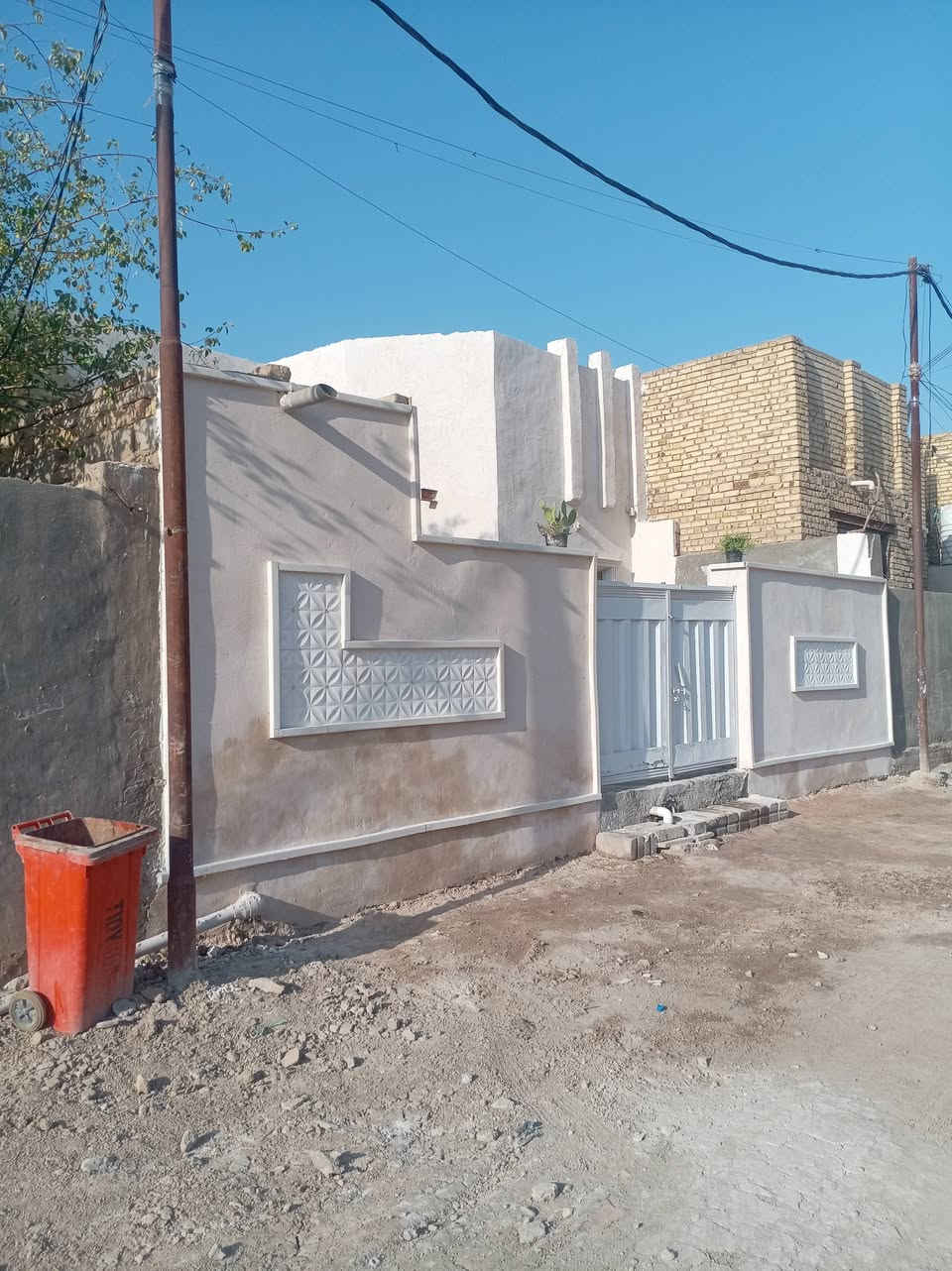 السلام عليكم
بيتونه
دار للبيع ويحتوي على
2 غرفتيين نوووم
صاله
استقبال صحيات
مطيخ
حديقه المساحه200 متر
***********
