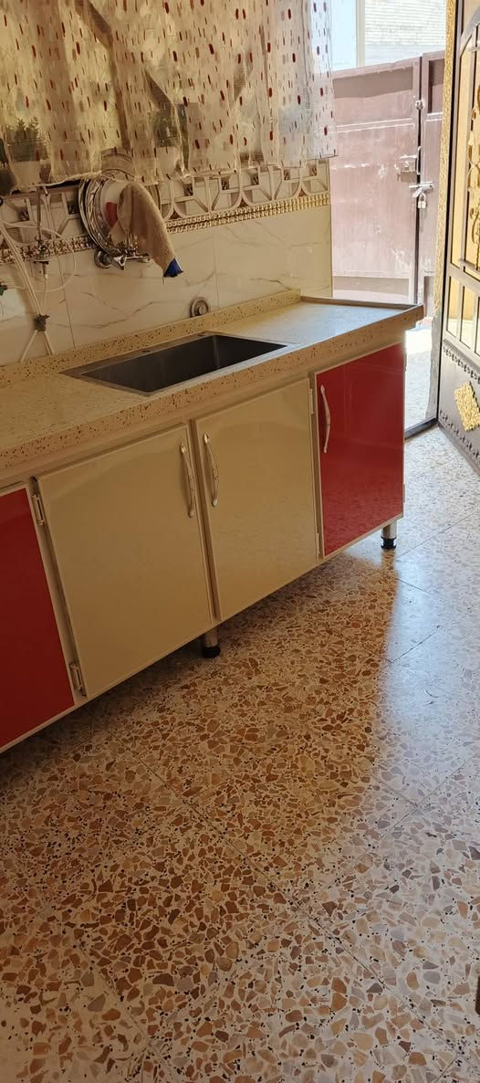 البيع كاونتر ٤متر ويه الفره نضيف جدا مع طباخ وساحبه سعر ٩٠٠ ، *********** مرمر طبيعي
