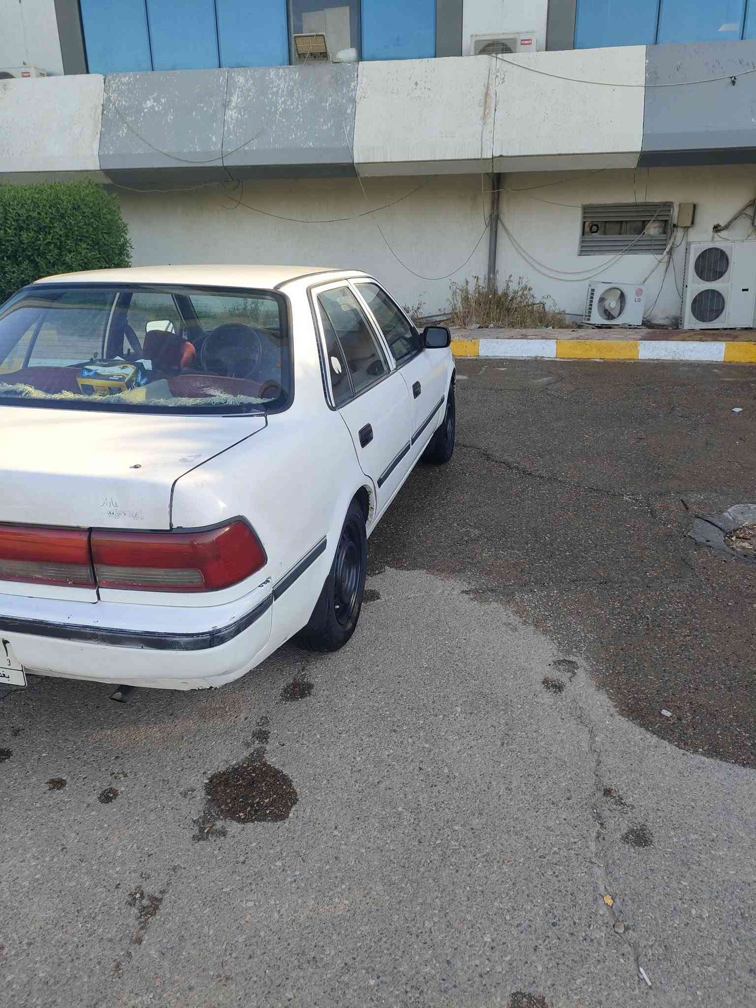 السلام عليكم كورونا عظم موديل 1990رقم بغداد انكليزي سنوية مجدده لغاية 2031 مكينة 2000 ابو الجف لا صرف ولا تبخير كابريتر گير اوتوماتيك بلادي الصدر الأمامي جيد والصدر الخلفي تعبان بس عادي يمشي حال تايراتها نص عمر الكشر شوفت العين بنيد وقماره وصندوك بلادي مابي صبغ بس أني اگول بيه صبغ حزام السيارة مابيه ظربة قوية أبد بس بيه طخطخات تبريد شغال بس هسه قلت البرودة مالتة ماادري شبيه للاستفسار أكثر أتصل على هاي الارقام وتدلل السعر 45 ورقة وبيه مجال 
***********
***********
مكان السيارة بغداد مدينة الصدر 
ومامتواجد عل فيس أتصل الارقام بيهن وات ساب
