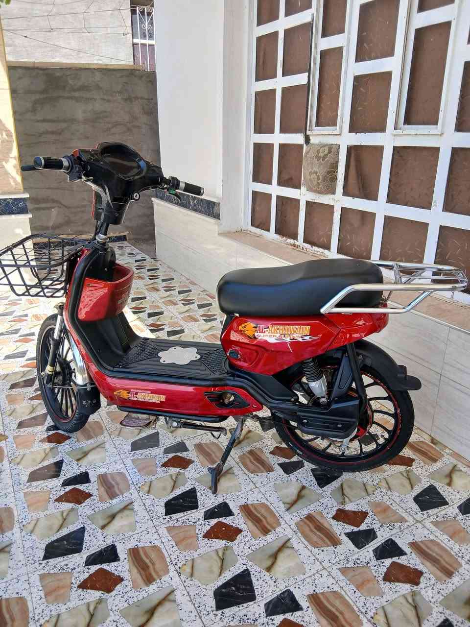 موجود باسيكل شحن الاخوين ٥ بطاريات جديدة نضيف جدا بس عندي الايت مكسور سرعه ٩٩ نضيف السعر ٣٠٠ بيه مجال. ***********
