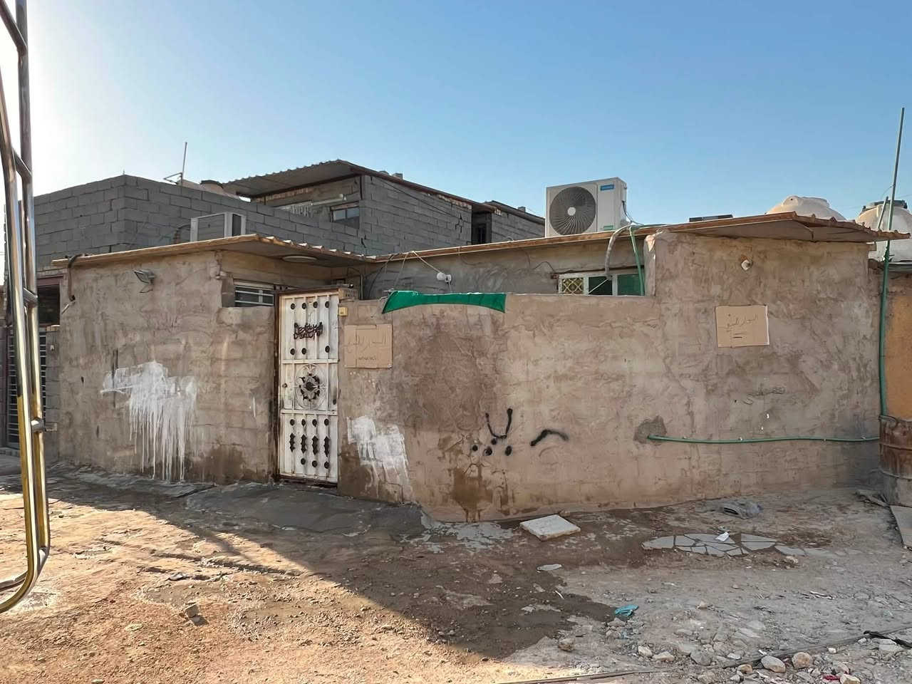 السلام عليكم 
دار للبيع تجاوز
2 غرف نوم+مطبخ والخدمات +ترك واستقبال 
المكان الامين الثانيه حي النفط
قرب مدرسة الخوارزمي 
المساحه ٨٥متر للاستفسار عل وات ساب
***********

